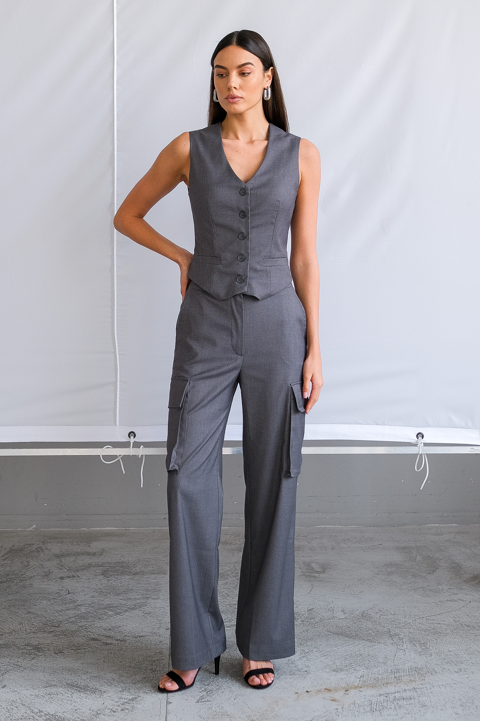 Брюки карго с накладными карманами