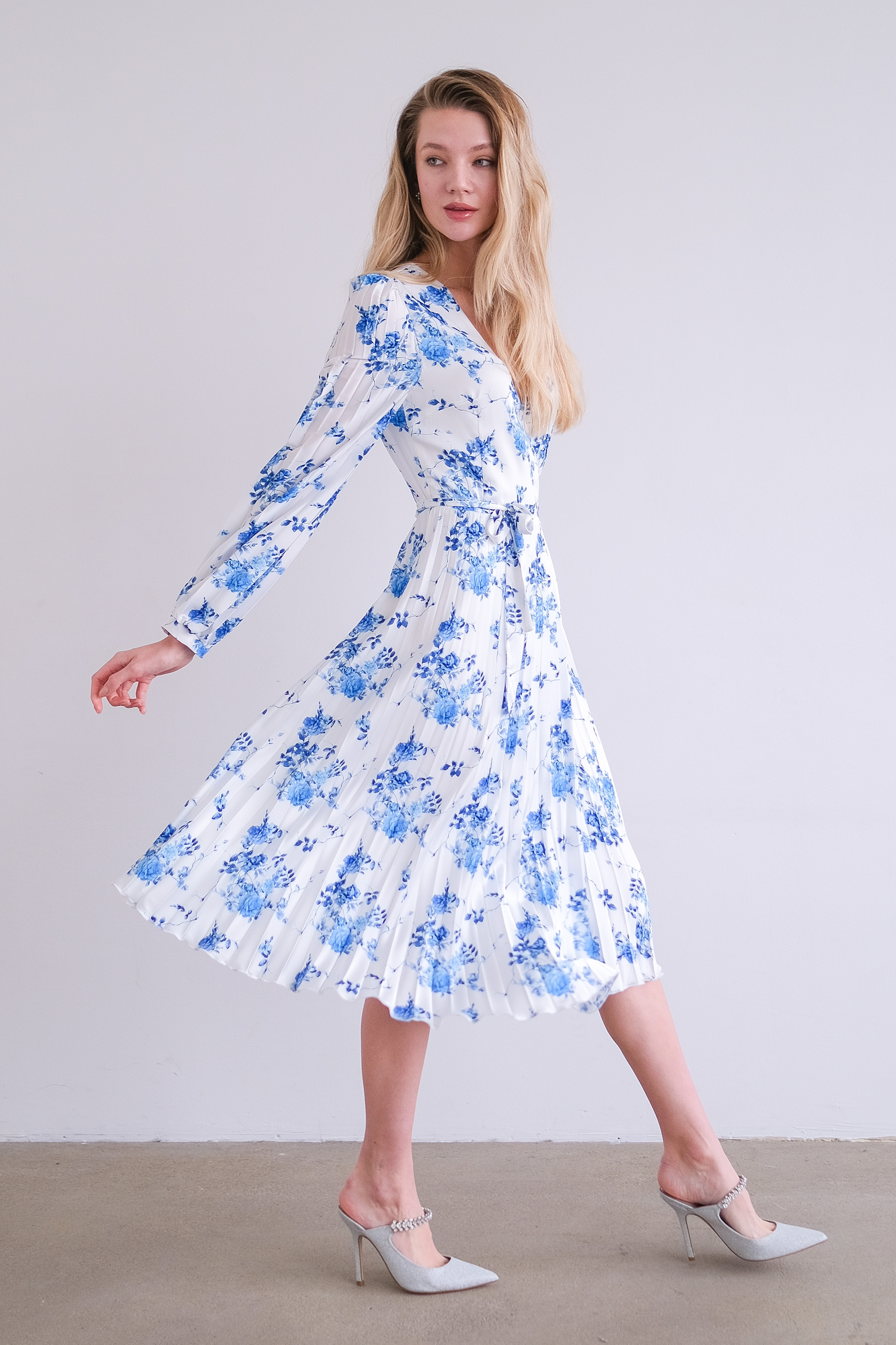 Платье на запах голубые цветы