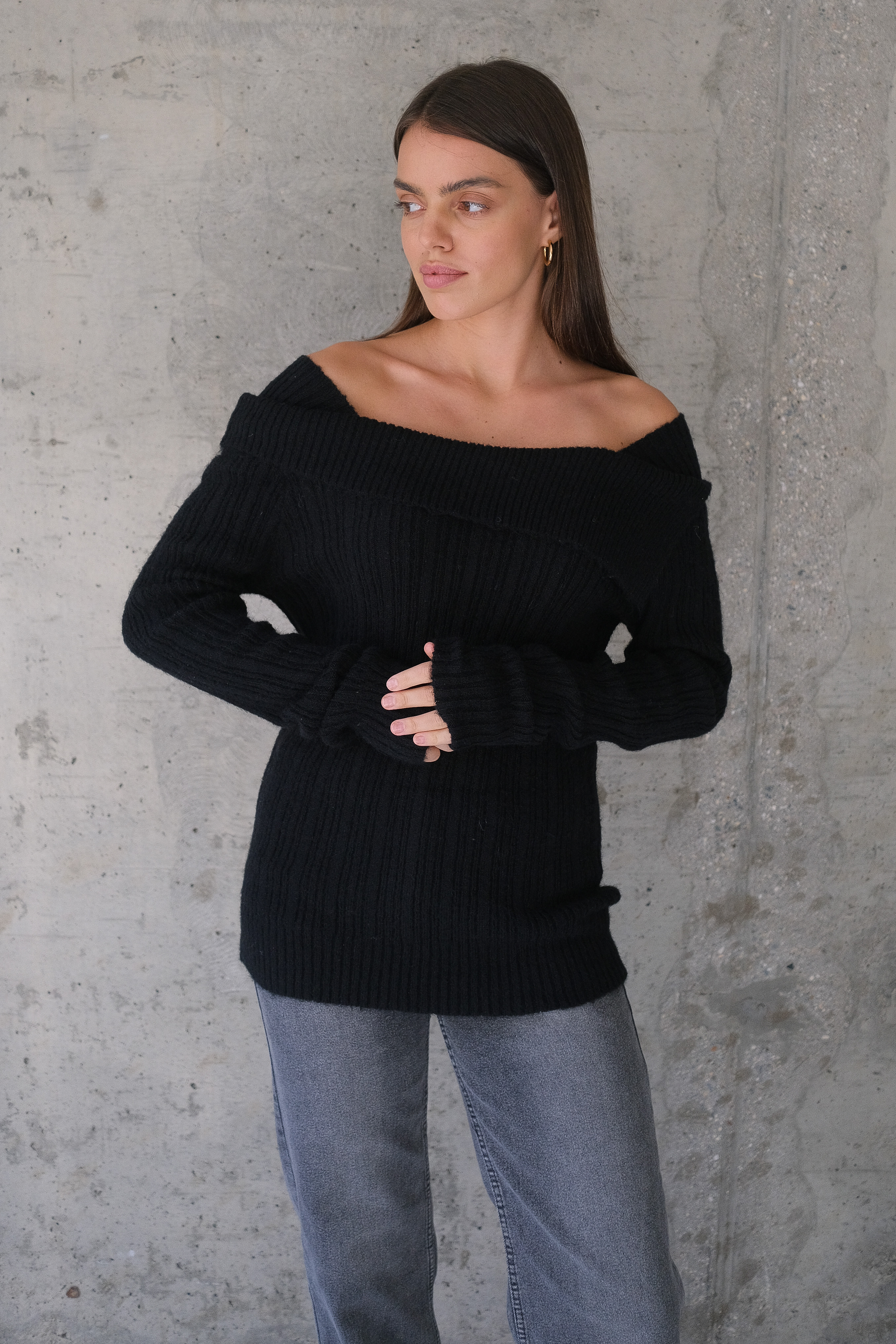 Свитер с открытыми плечами черный
