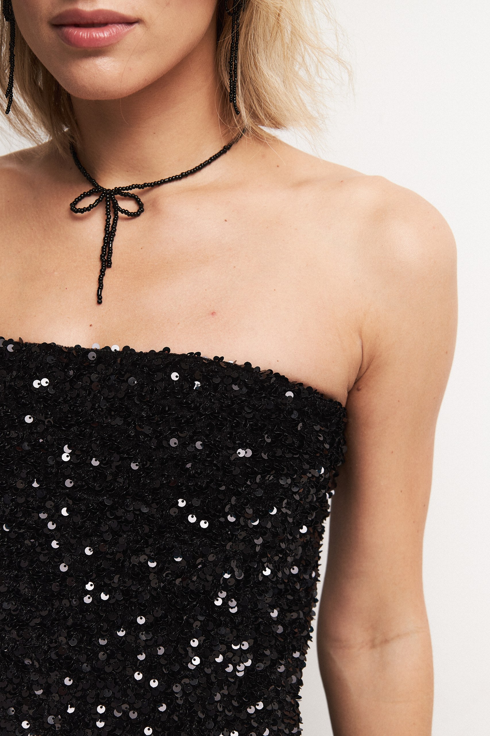 Платье-бандо с пайетками миди 