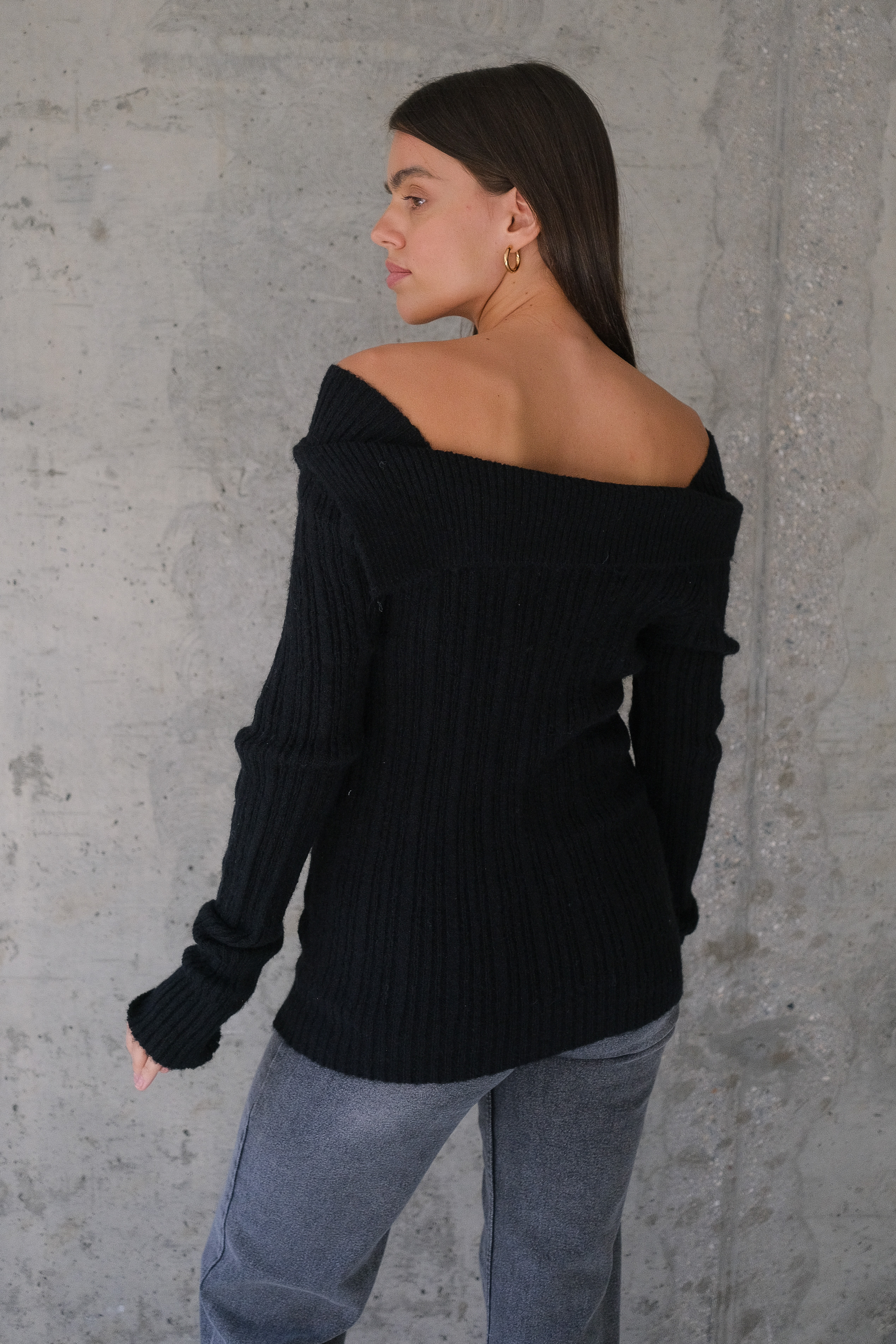 Свитер с открытыми плечами черный