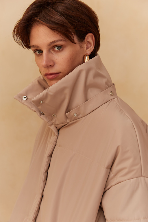 Пуховик объемный бежевый