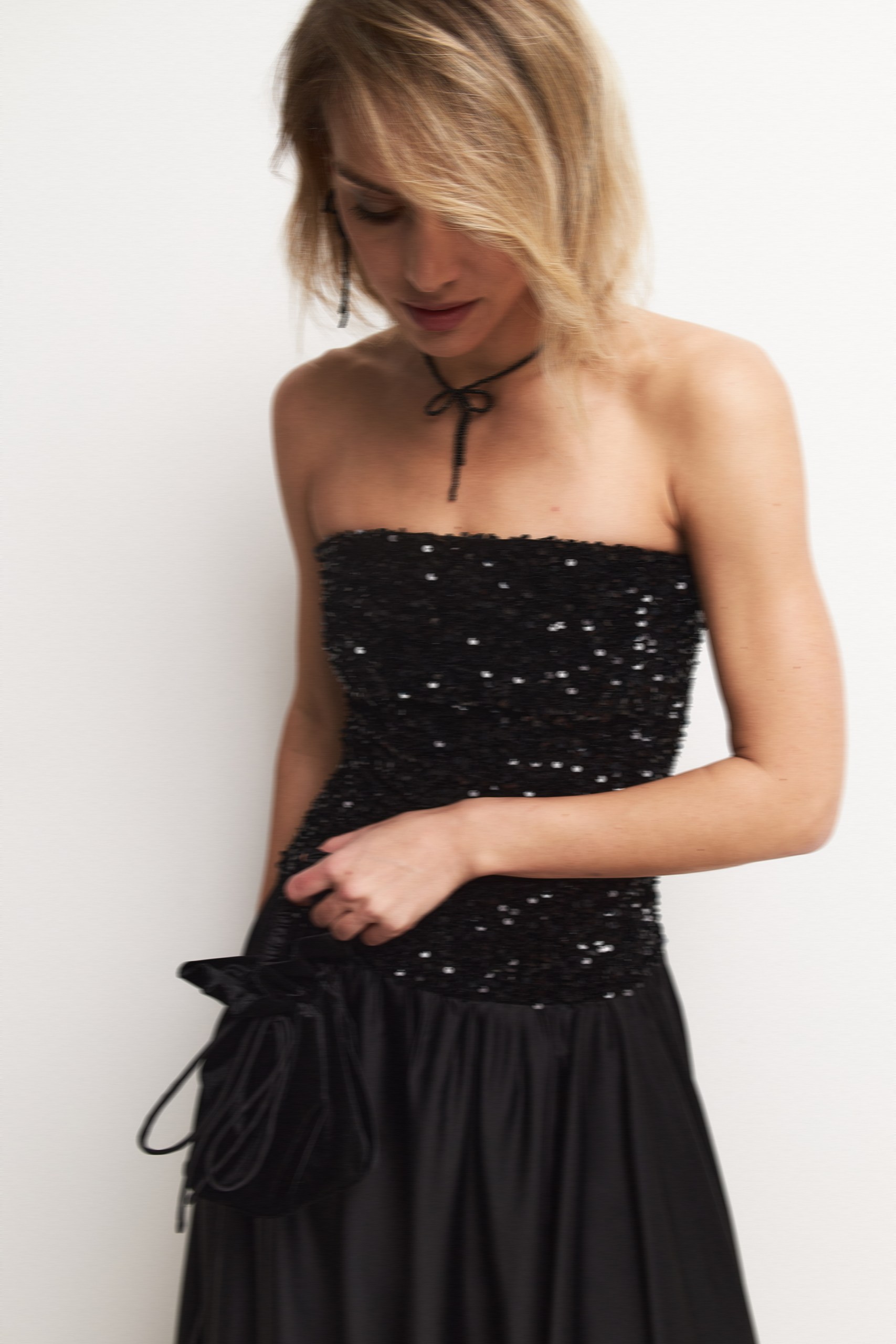 Платье-бандо с пайетками миди 