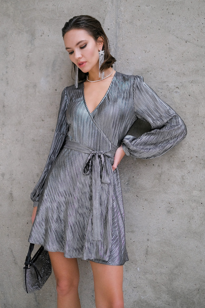 Платье на запах серебро мини