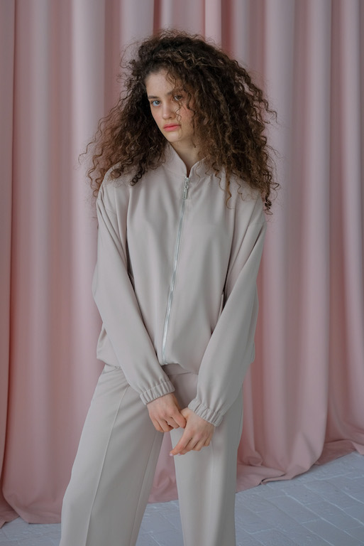 Бомбер бежевый