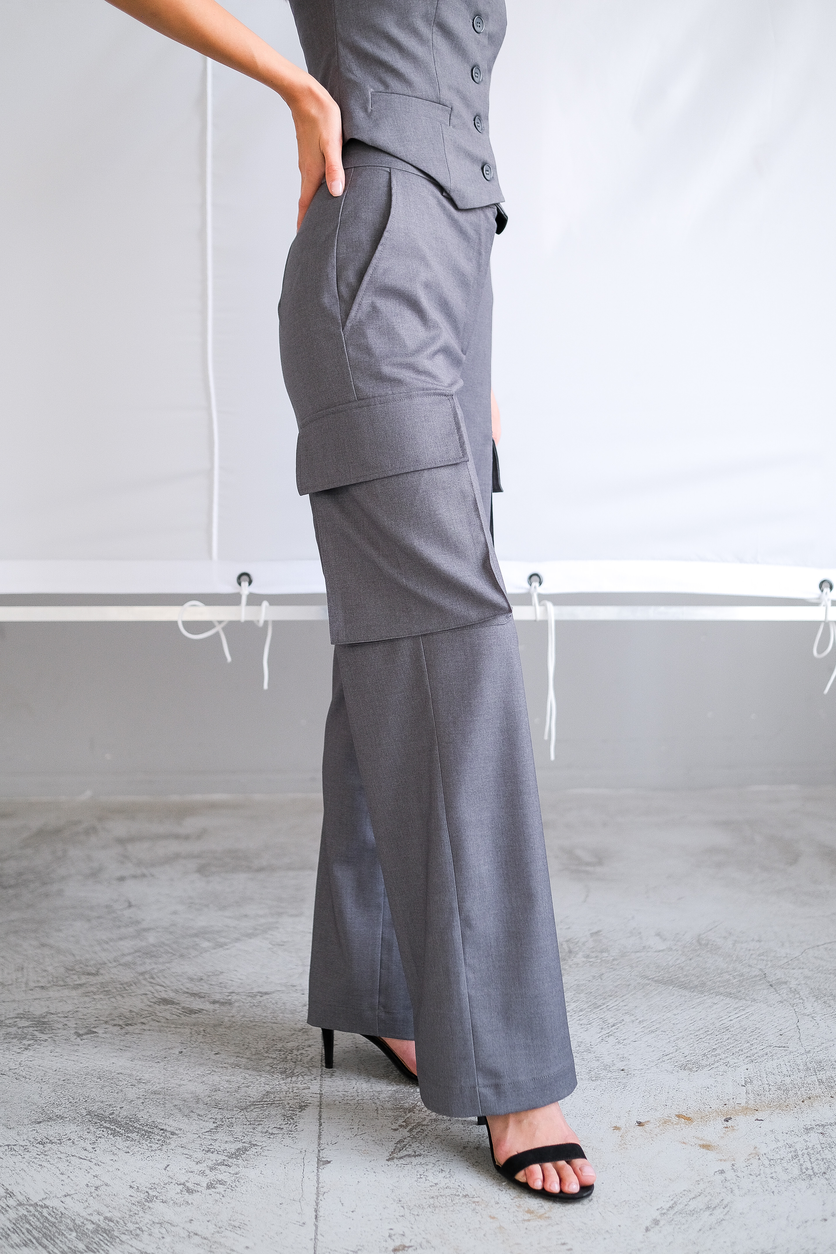 Брюки карго с накладными карманами