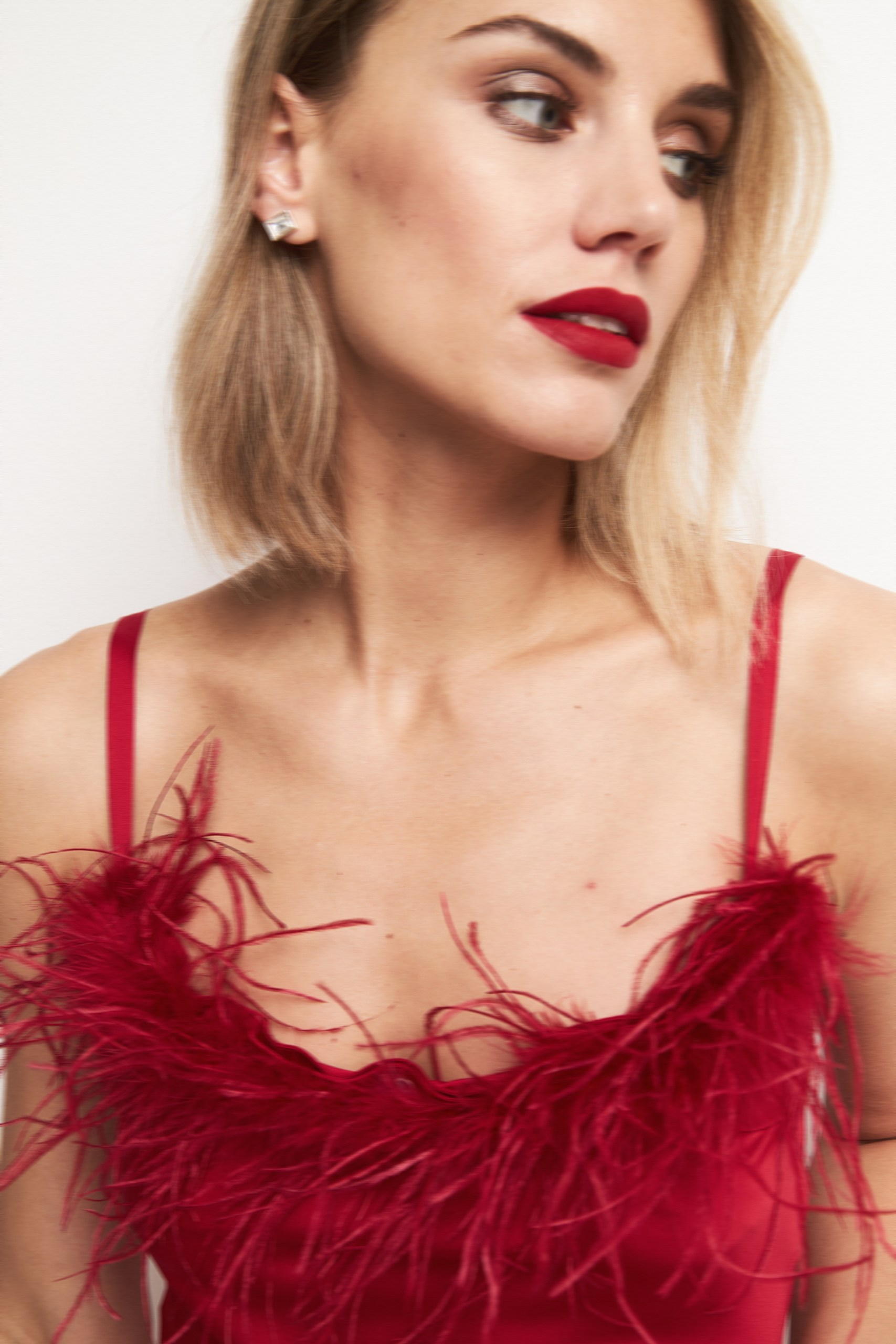 Платье-комбинация макси с перьями