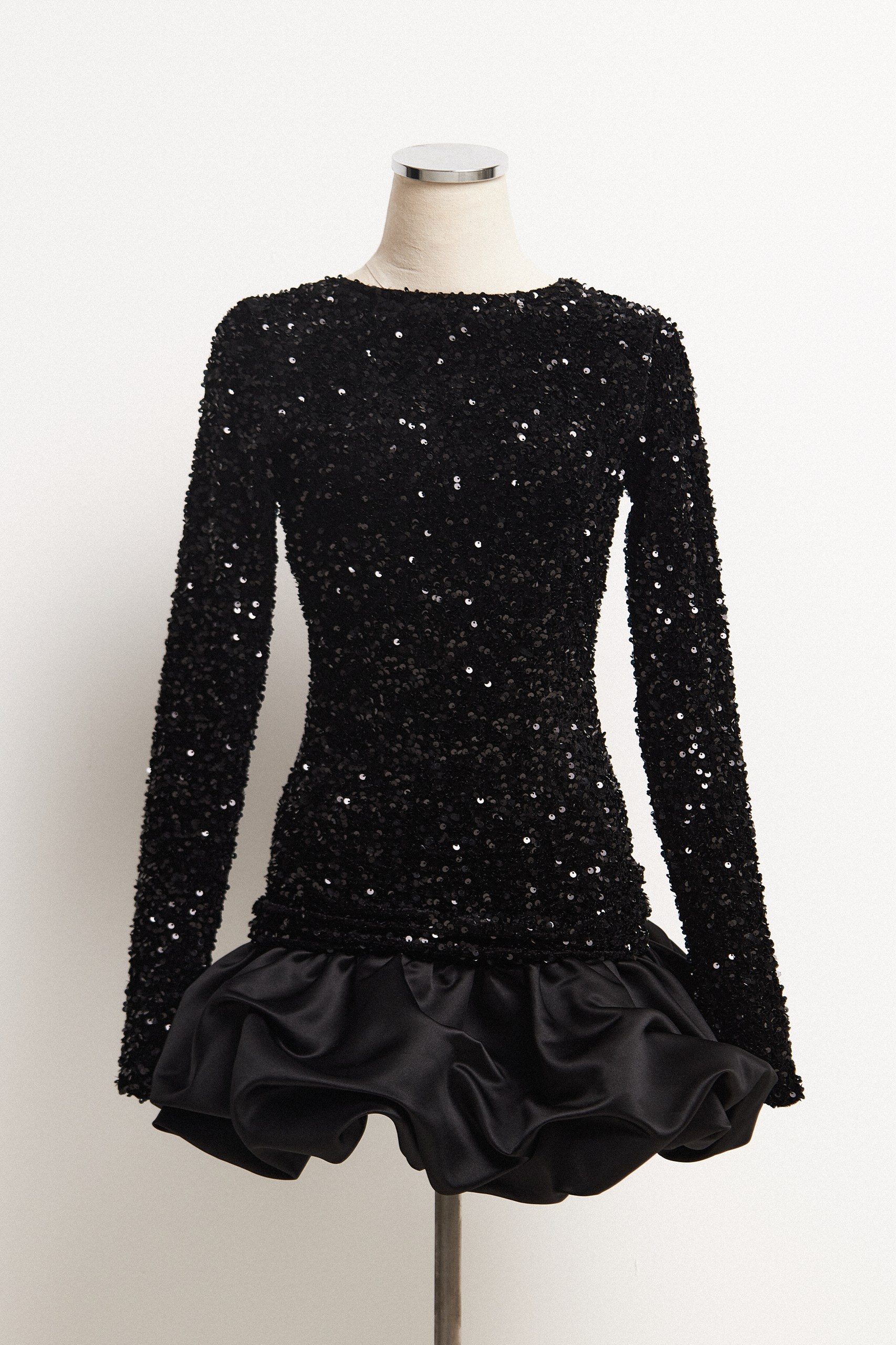 Платье с пайетками и открытой спиной 