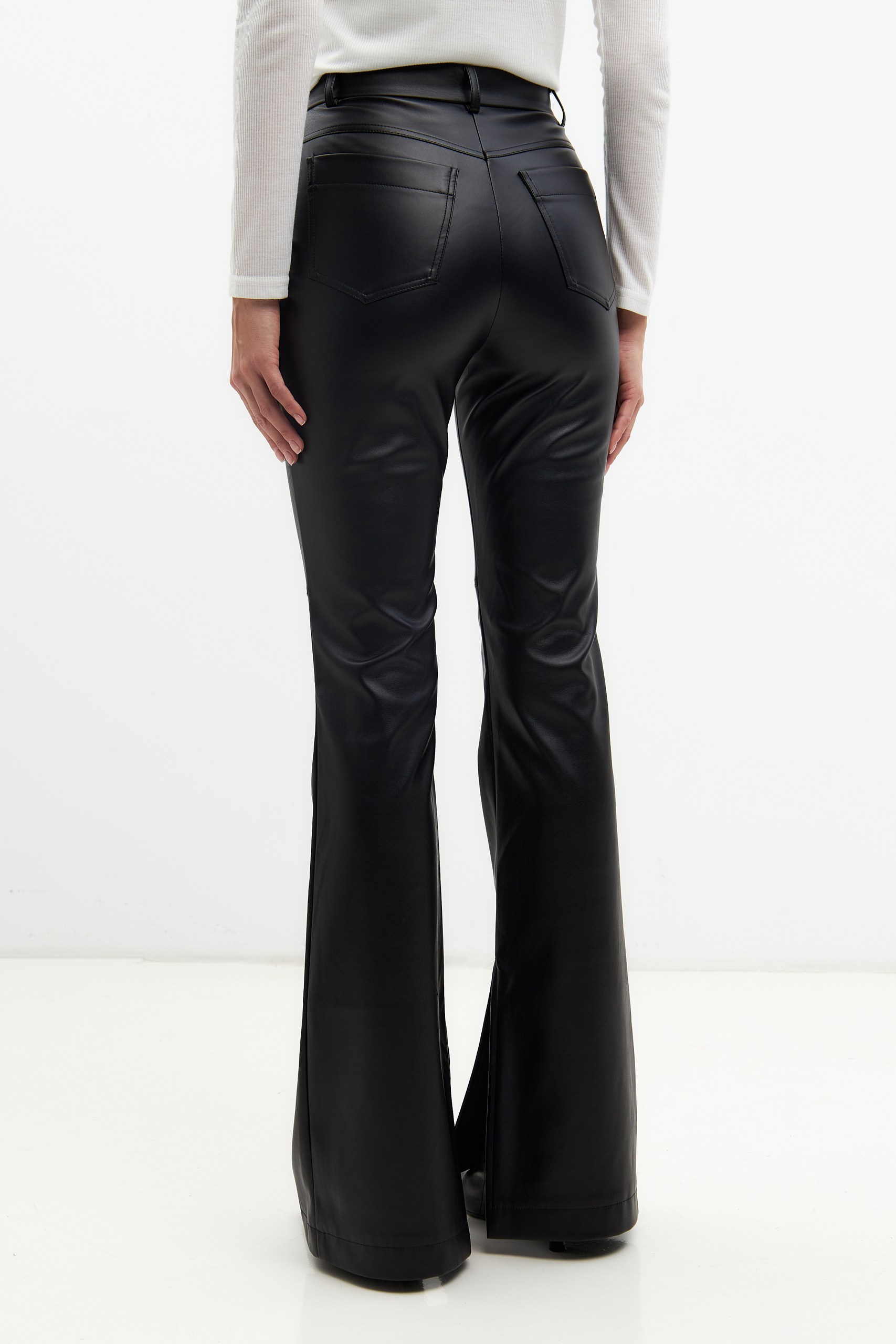 Брюки из эко кожи с разрезами 