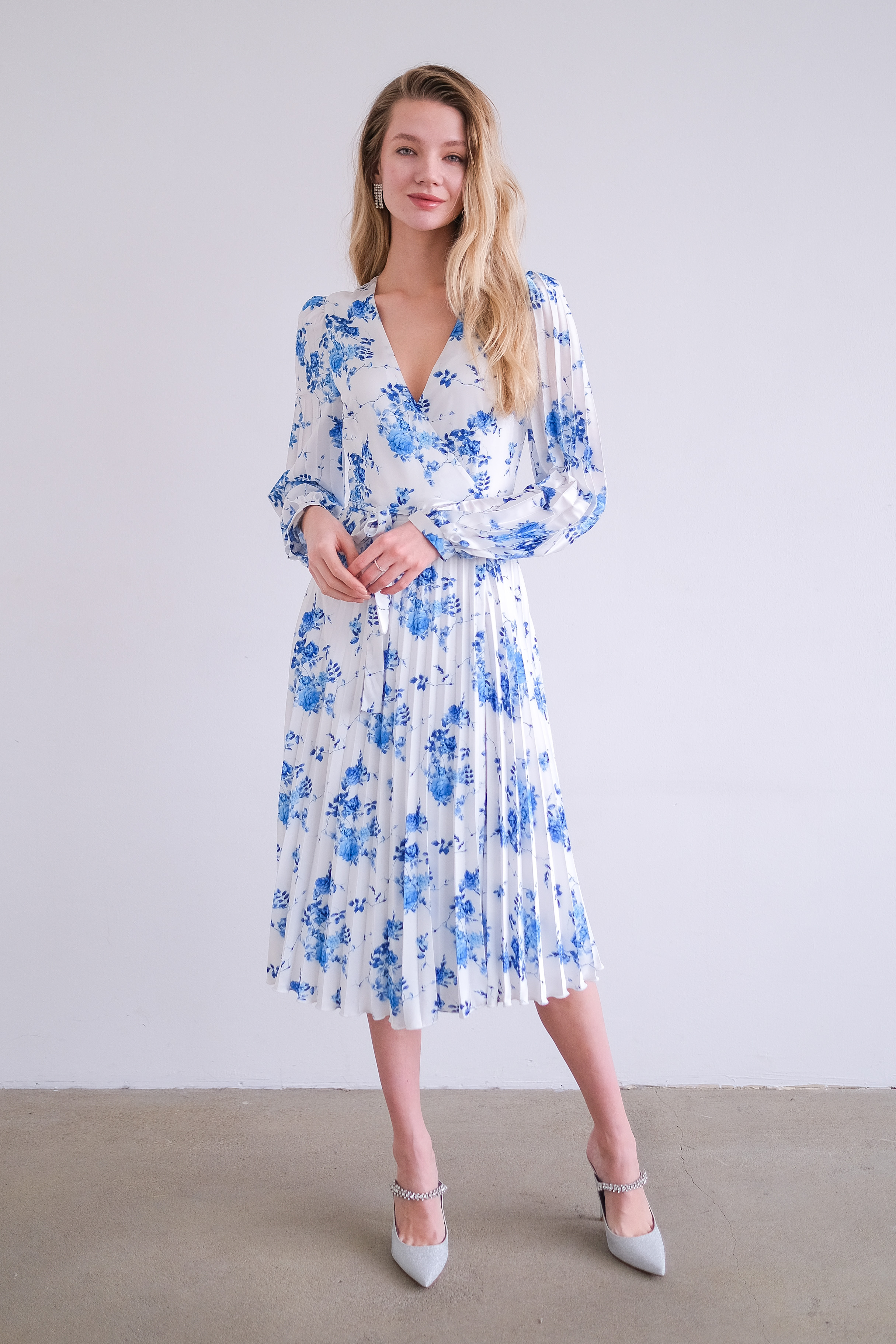 Платье на запах голубые цветы