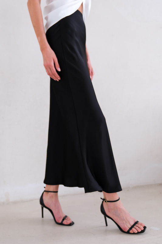 Юбка черная атласная 