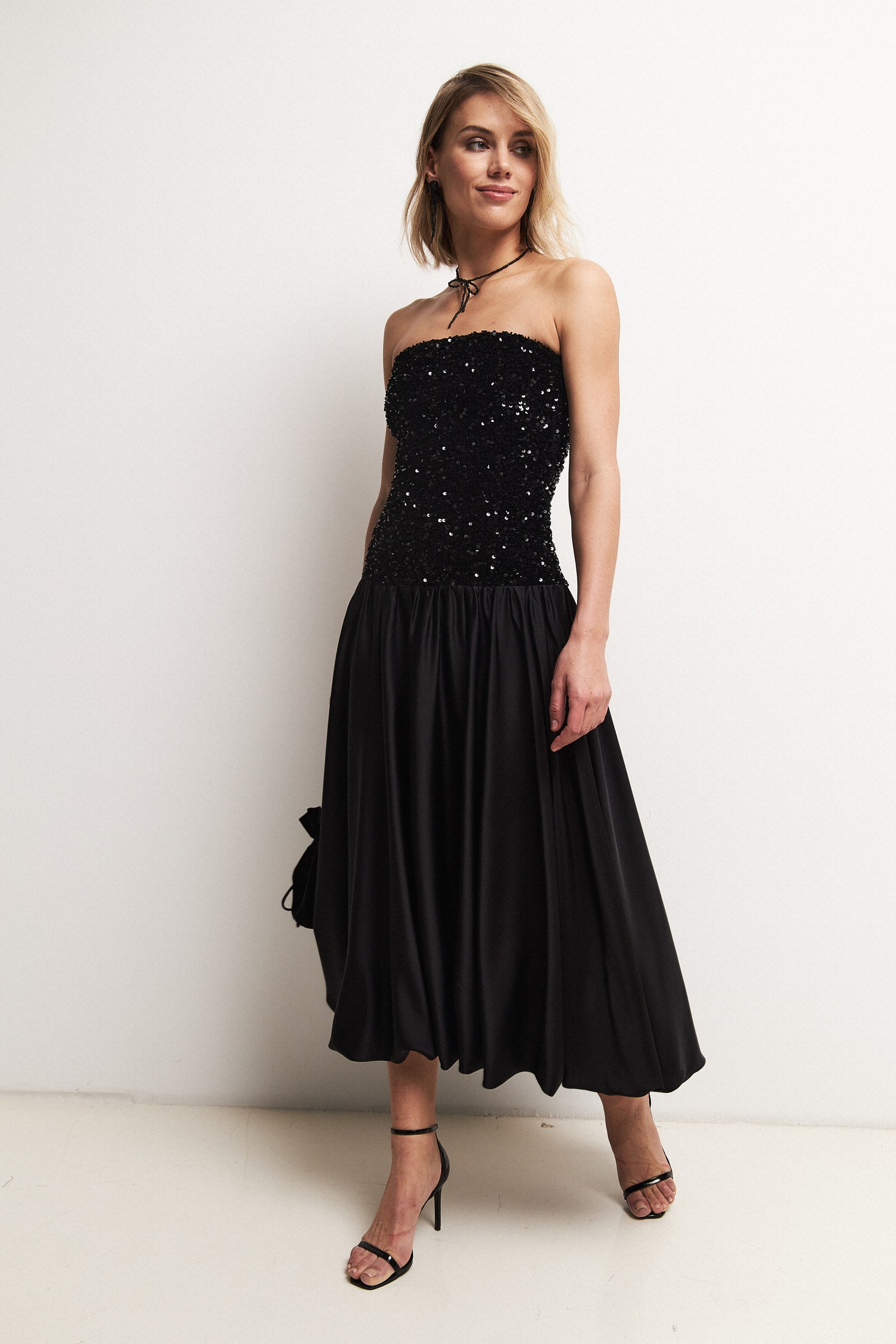 Платье-бандо с пайетками миди 