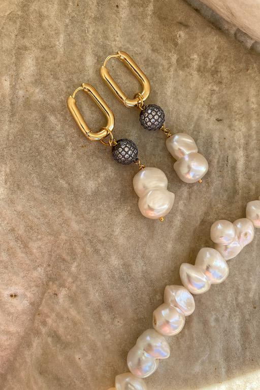 Серьги с натуральным жемчугом и круглым камнем