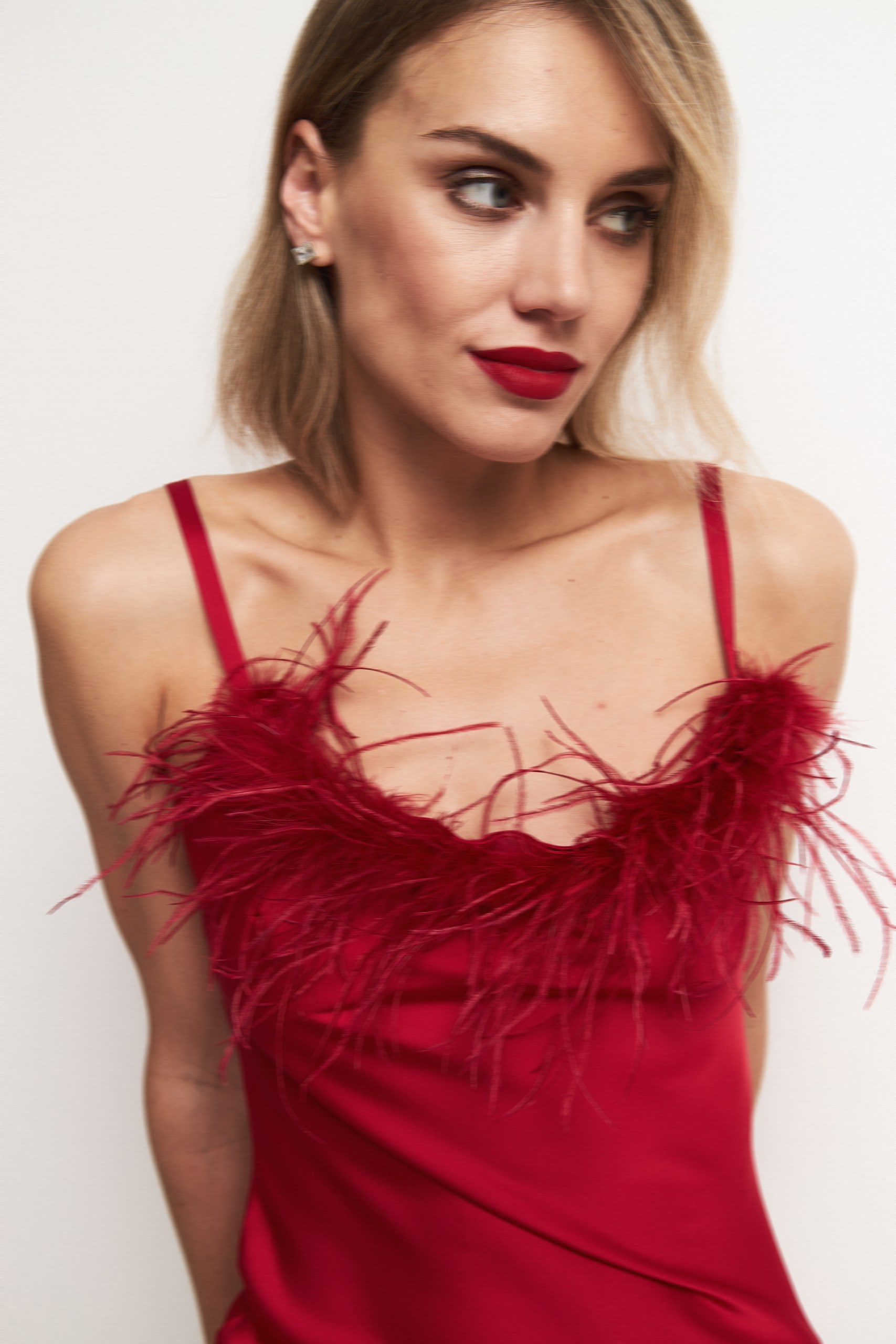 Платье-комбинация макси с перьями