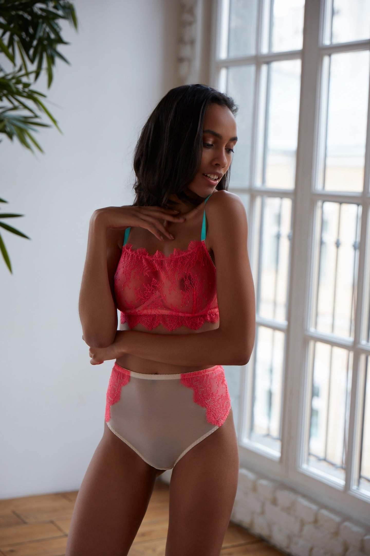 Трусики из сеточки и кружева высокие розовые