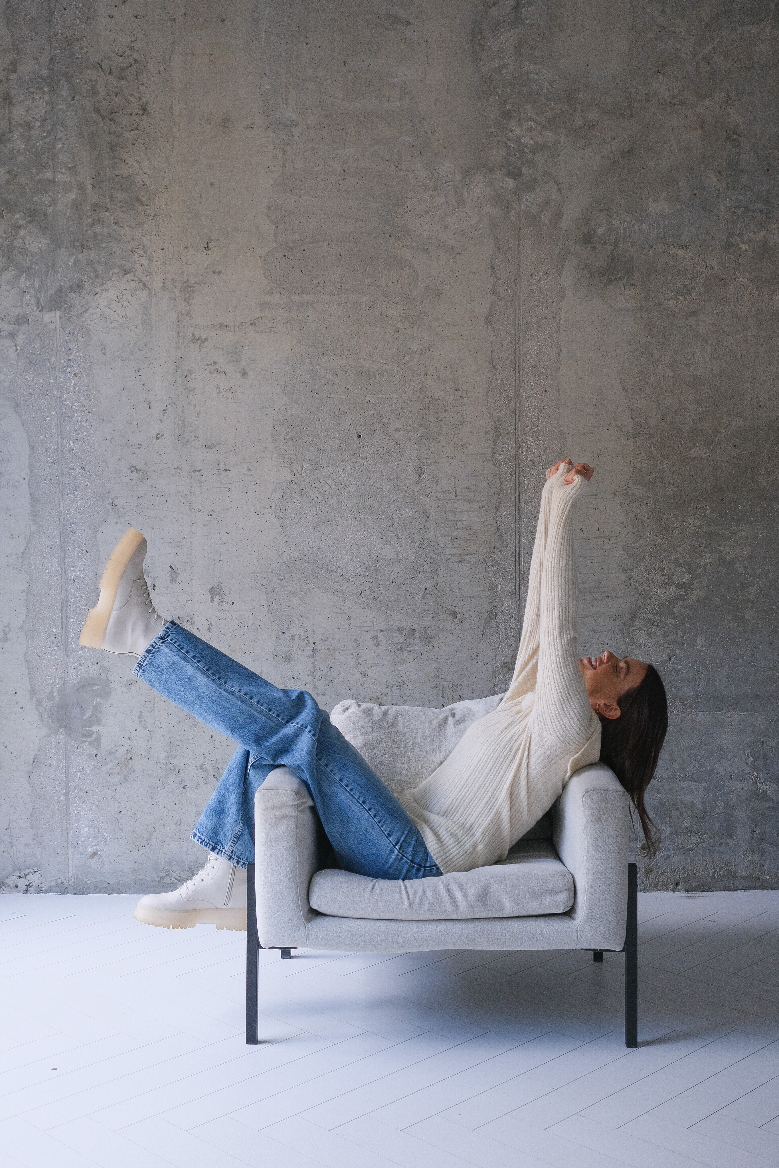 Свитер с открытыми плечами молочный