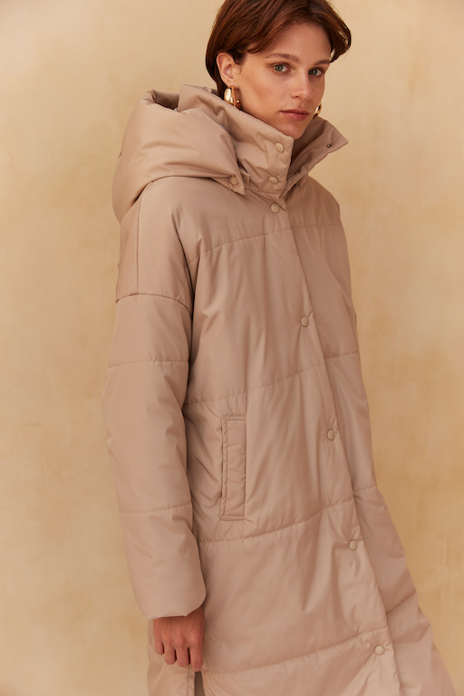 Пуховик объемный бежевый