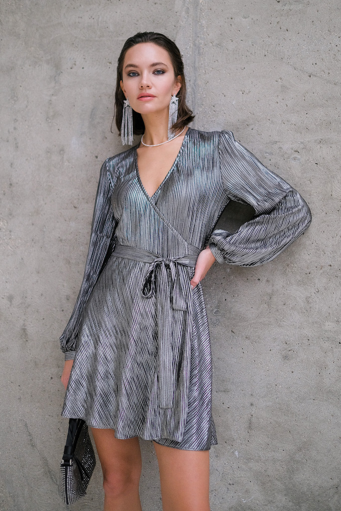 Платье на запах серебро мини