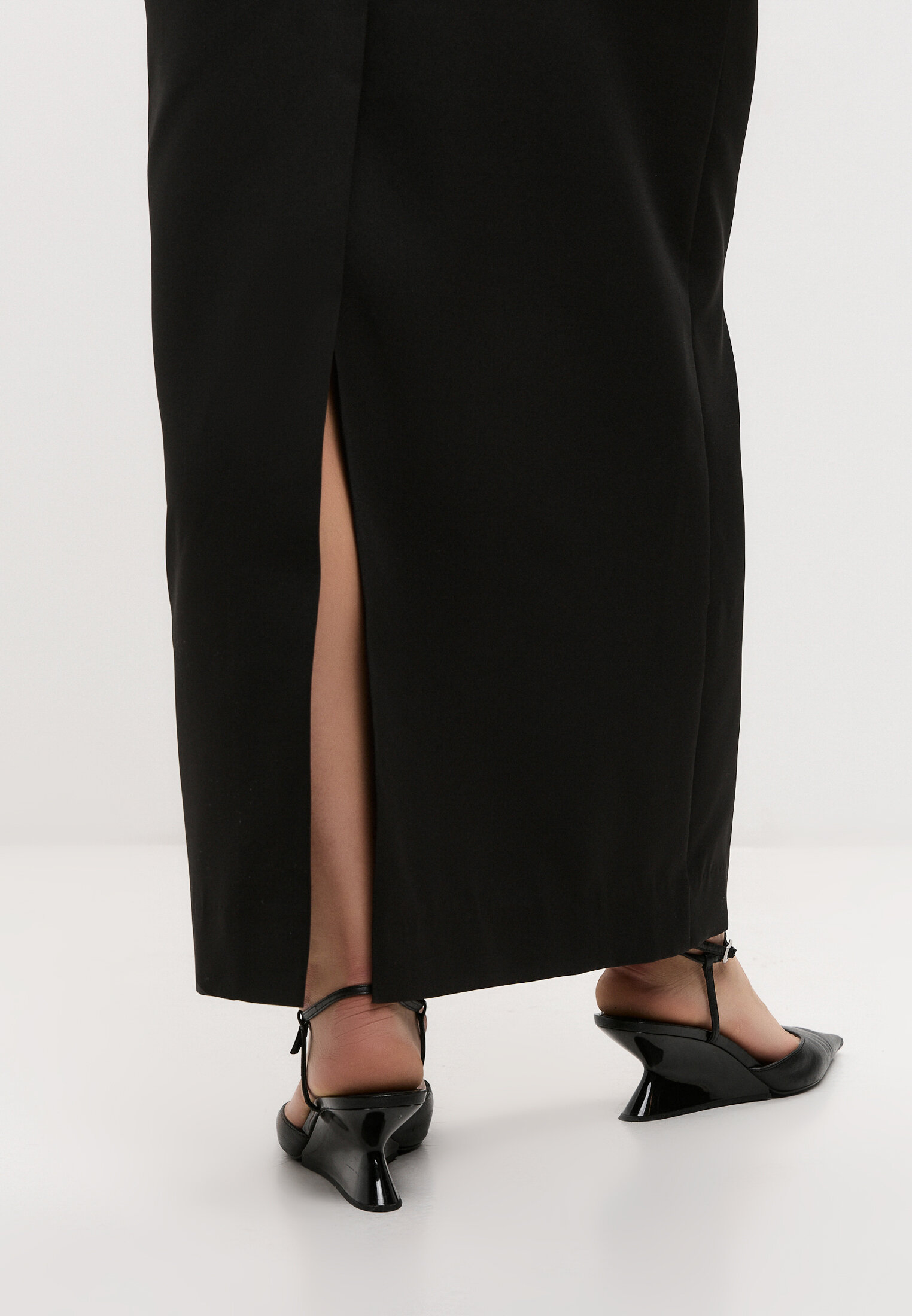 Юбка черная с разрезом