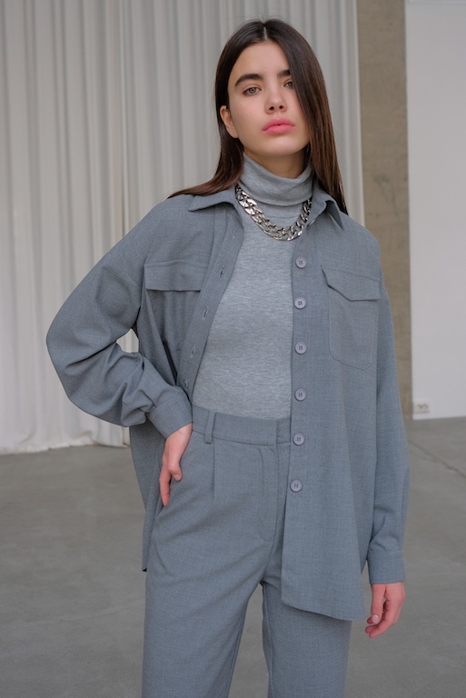 Водолазка в рубчик серая