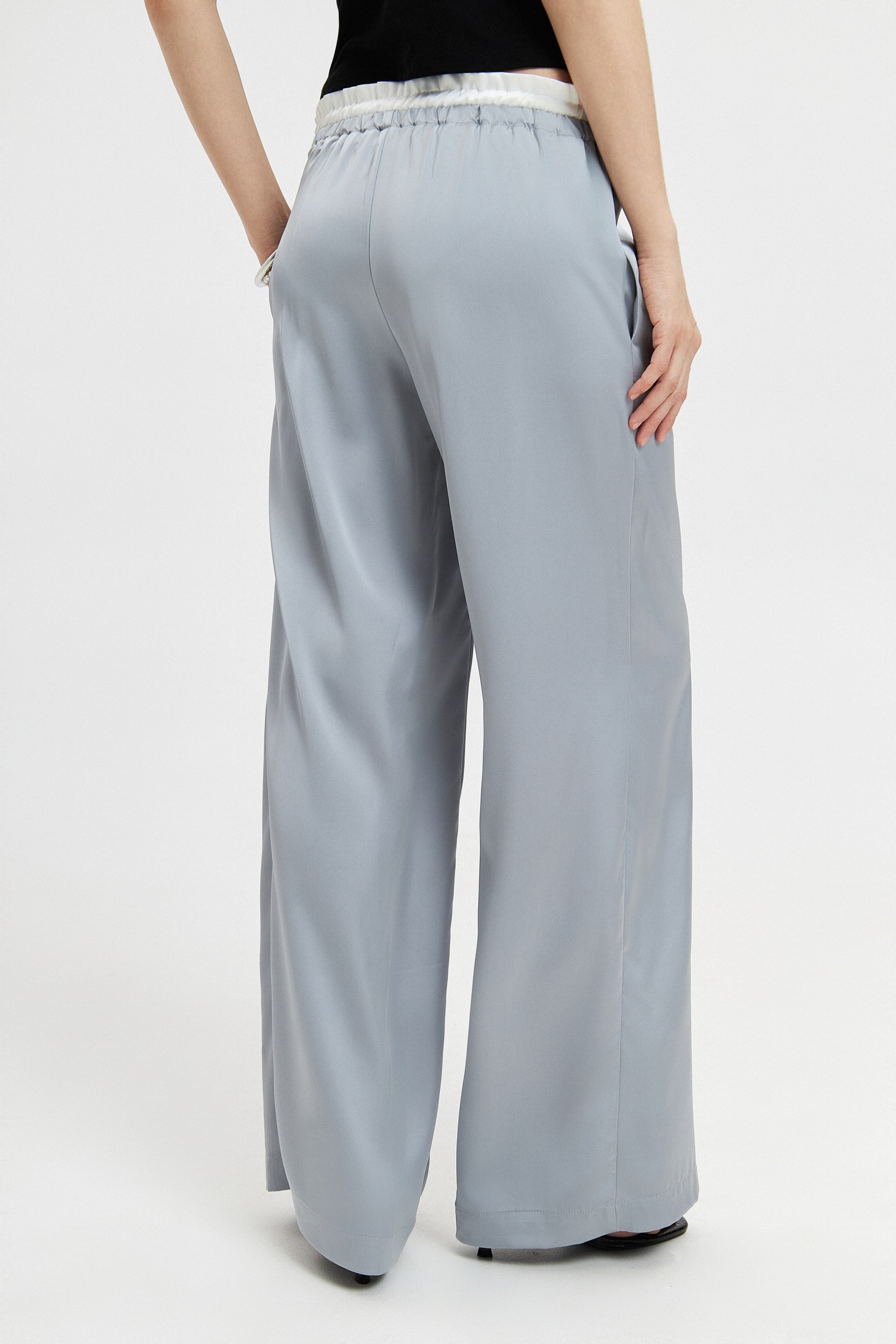 Брюки атласные