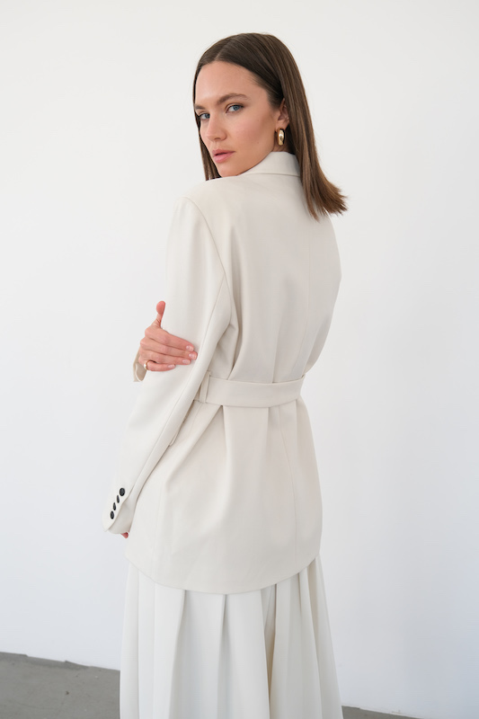  Жакет молочный с поясом