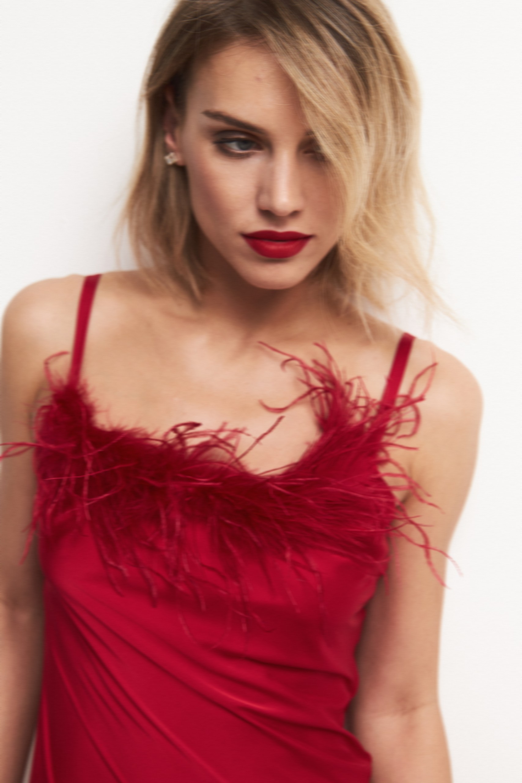 Платье-комбинация мини с перьями 