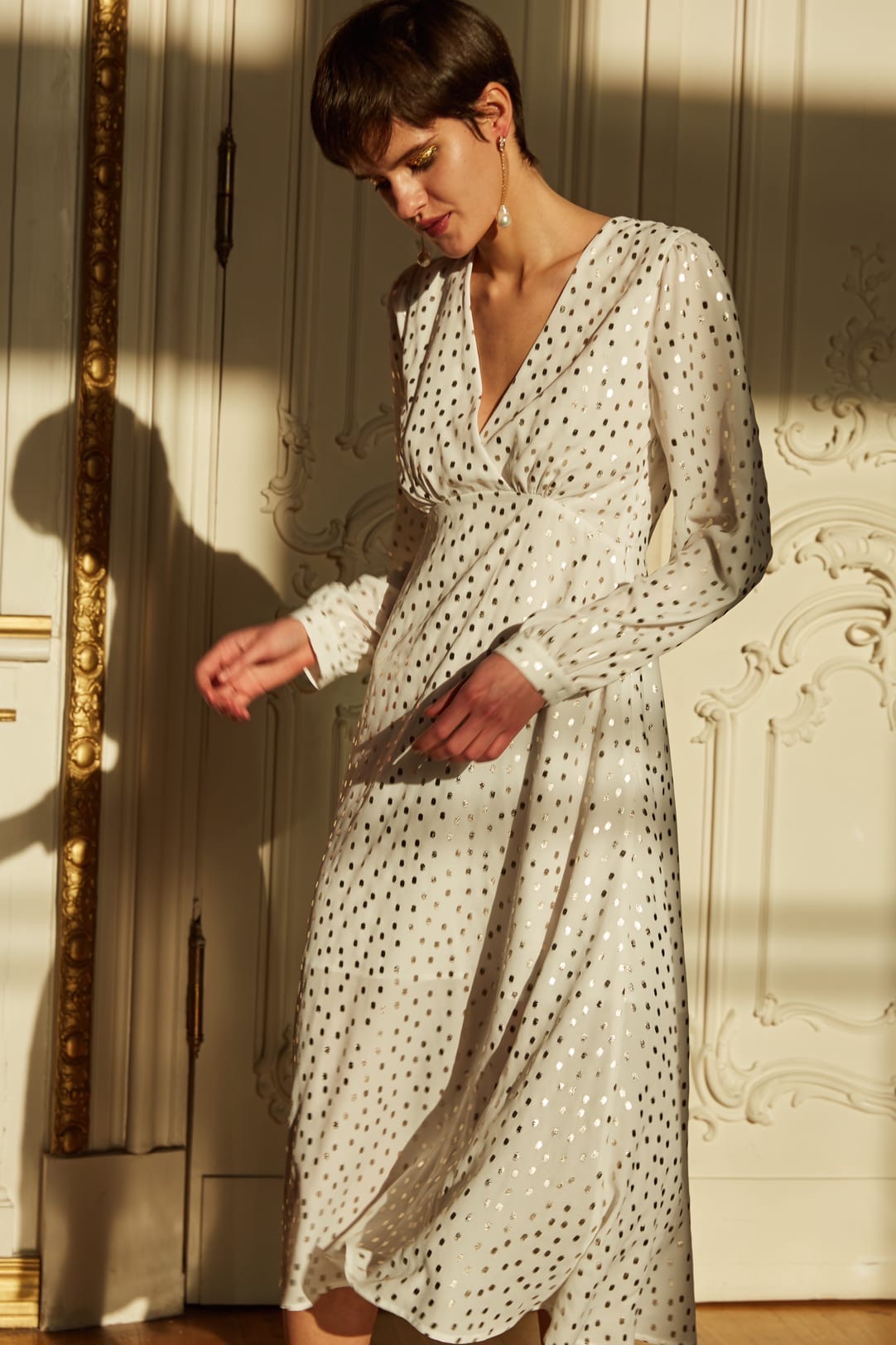 Платье белое с золотыми крапинками