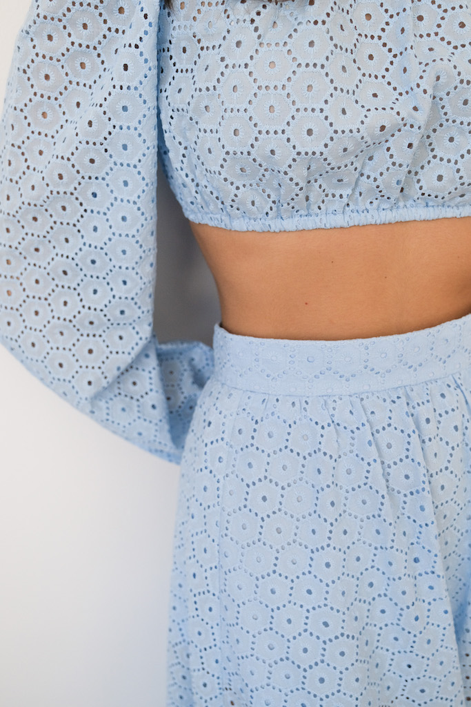 Топ из шитья голубой