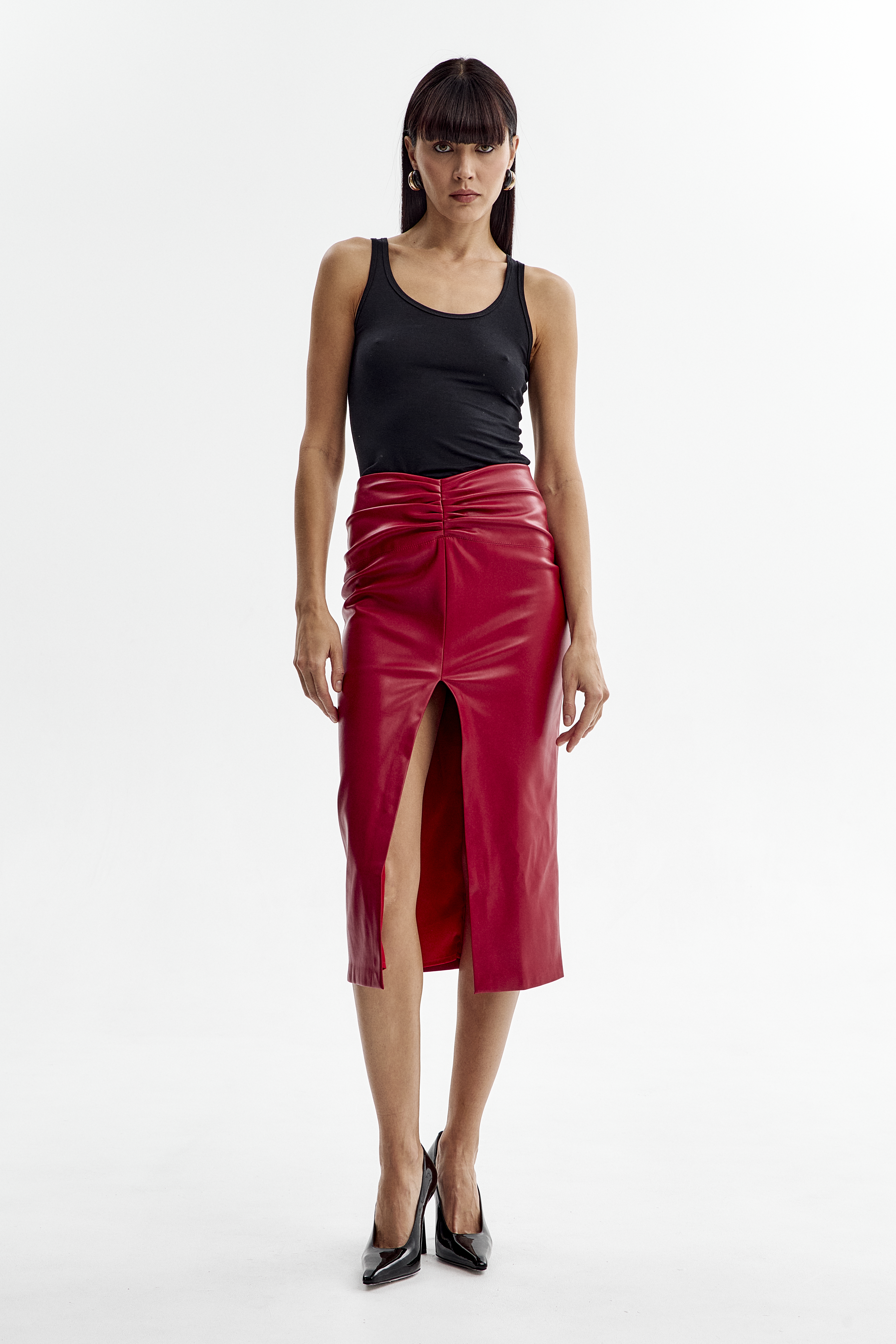 Юбка из эко кожи с разрезом 