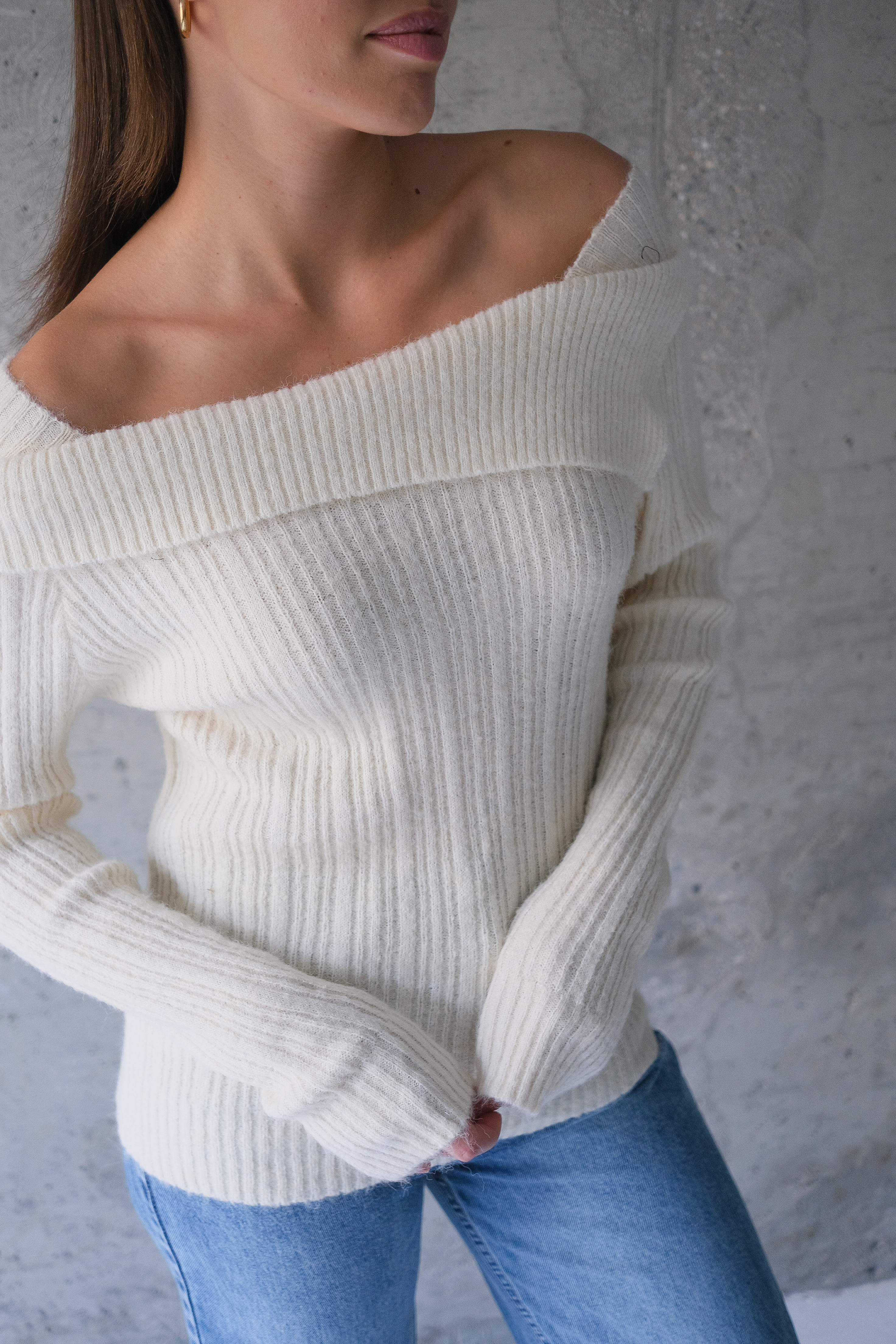 Свитер с открытыми плечами молочный