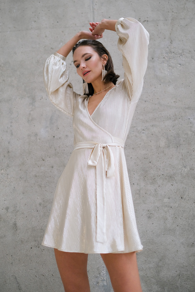 Платье на запах мини золотое