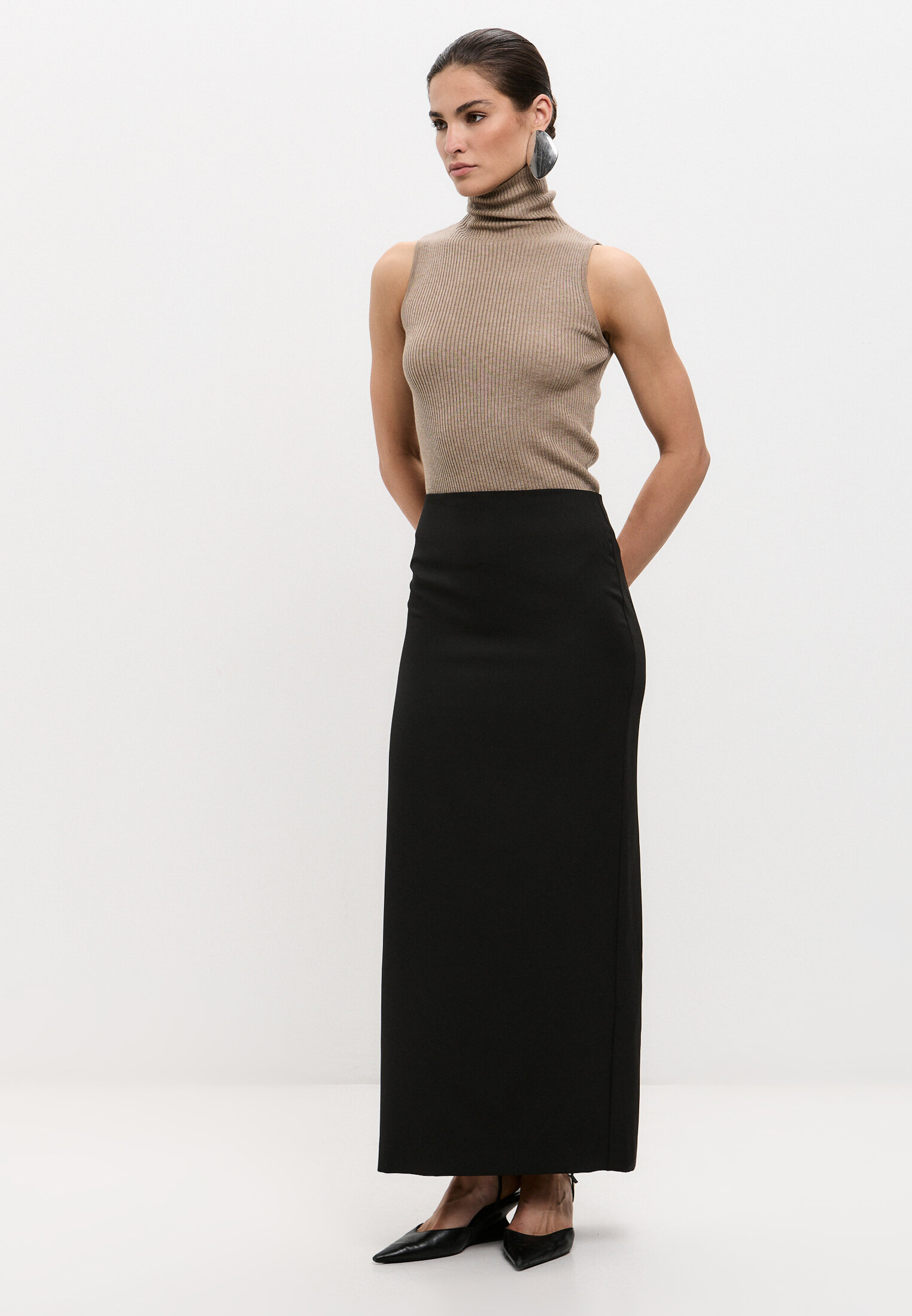 Юбка черная с разрезом