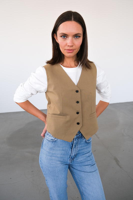  Жилет бежевый
