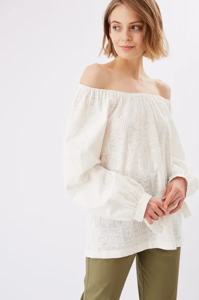 Блуза с открытыми плечами