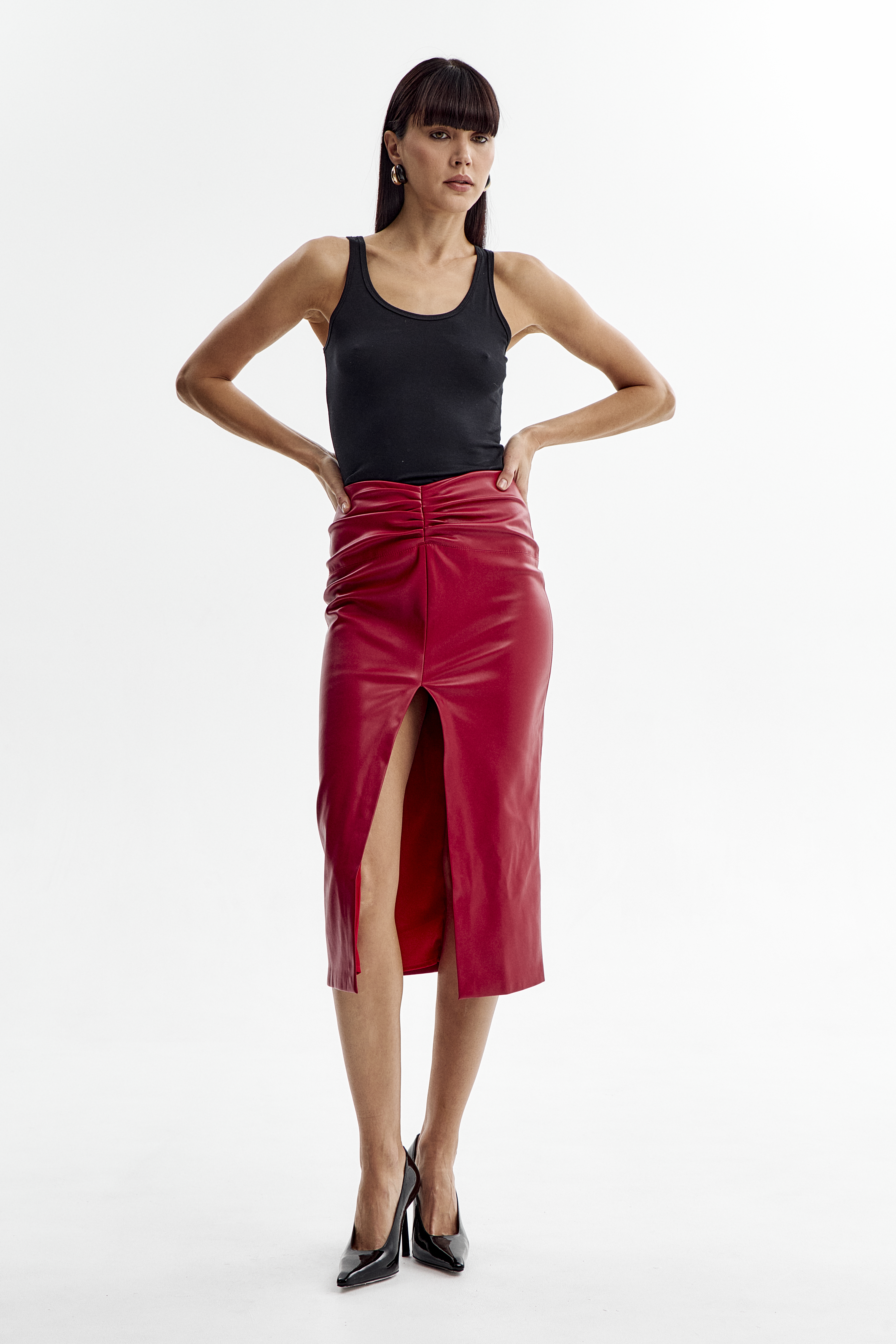 Юбка из эко кожи с разрезом 