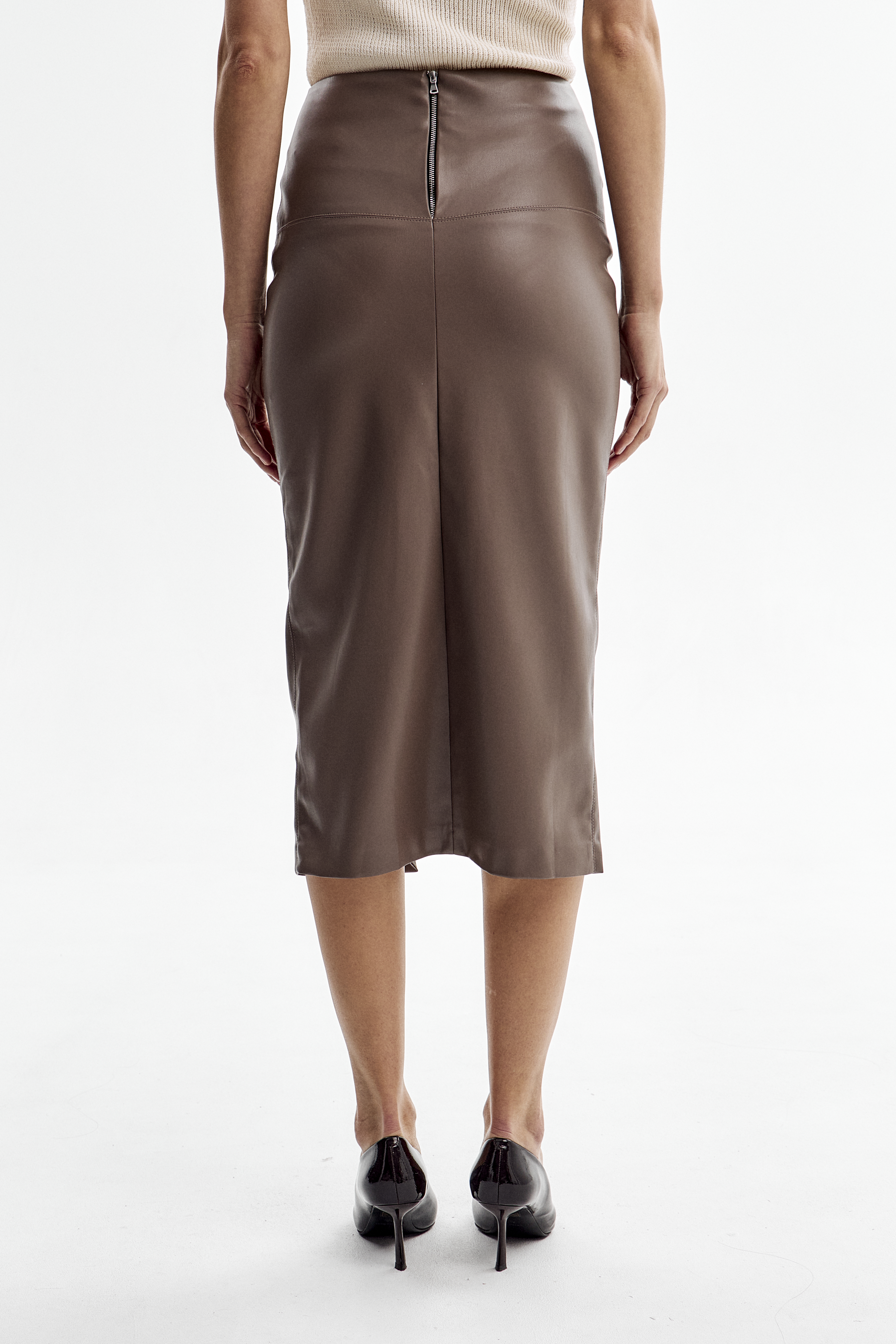 Юбка из эко кожи с разрезом