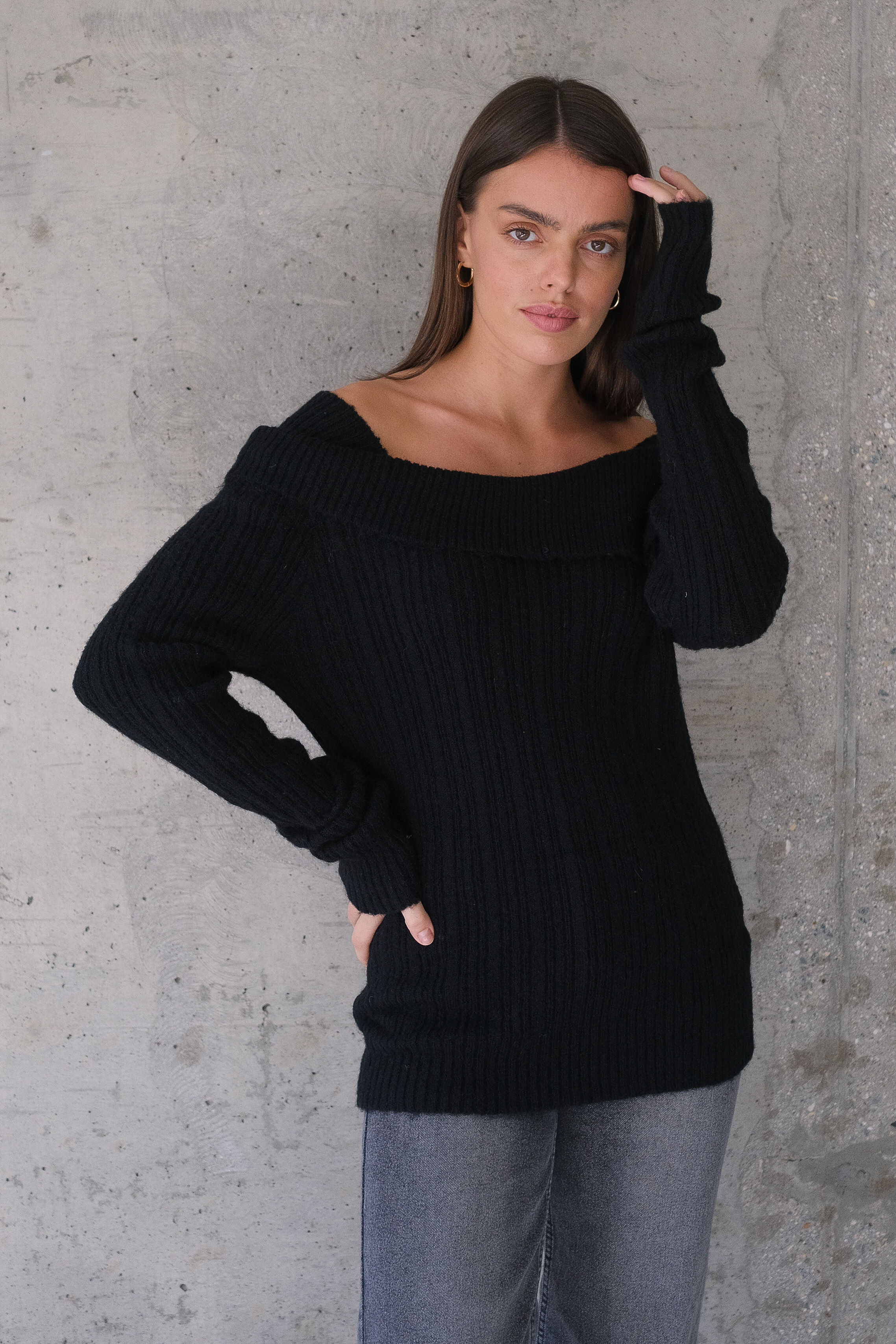 Свитер с открытыми плечами черный