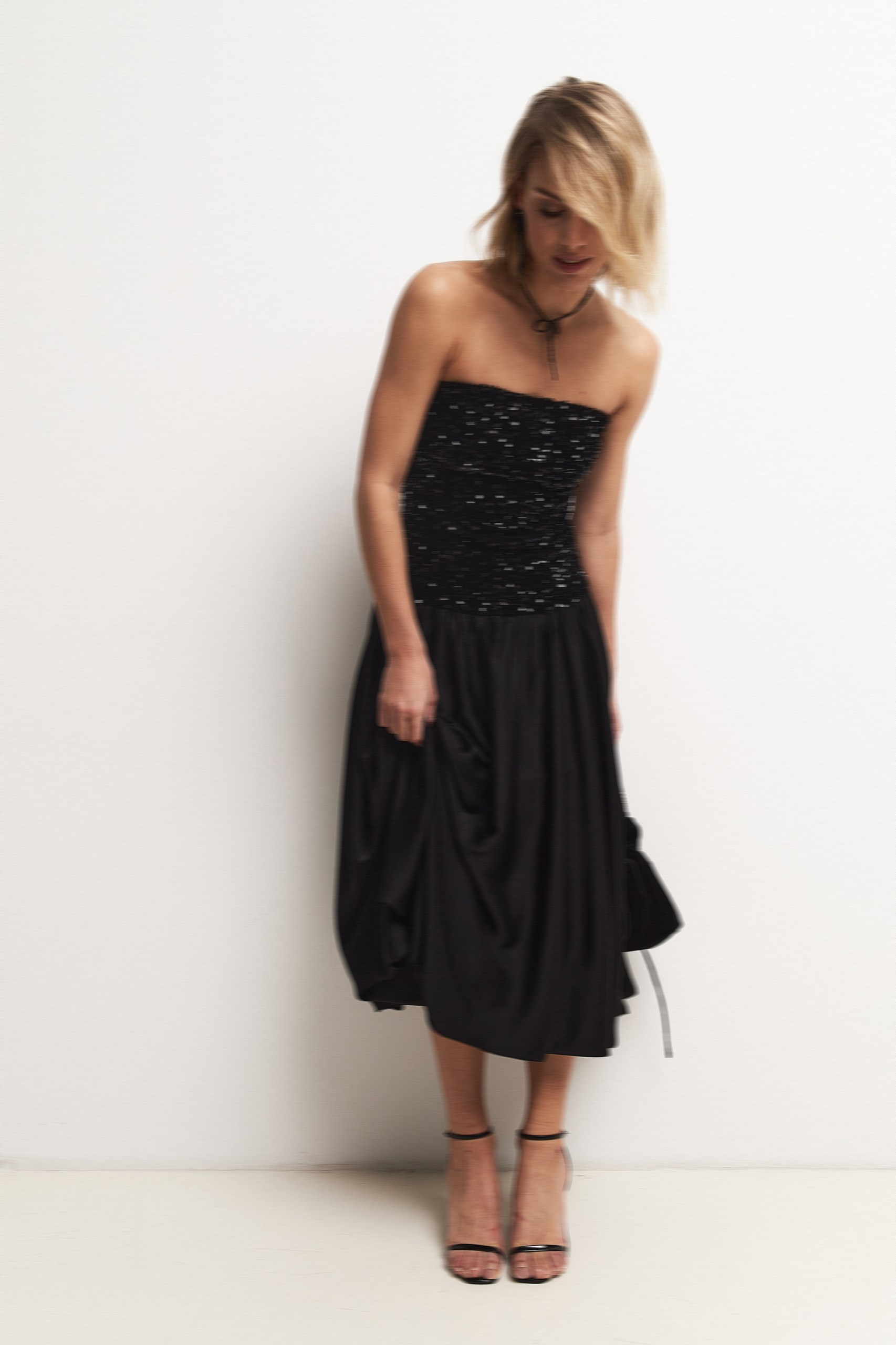 Платье-бандо с пайетками миди 