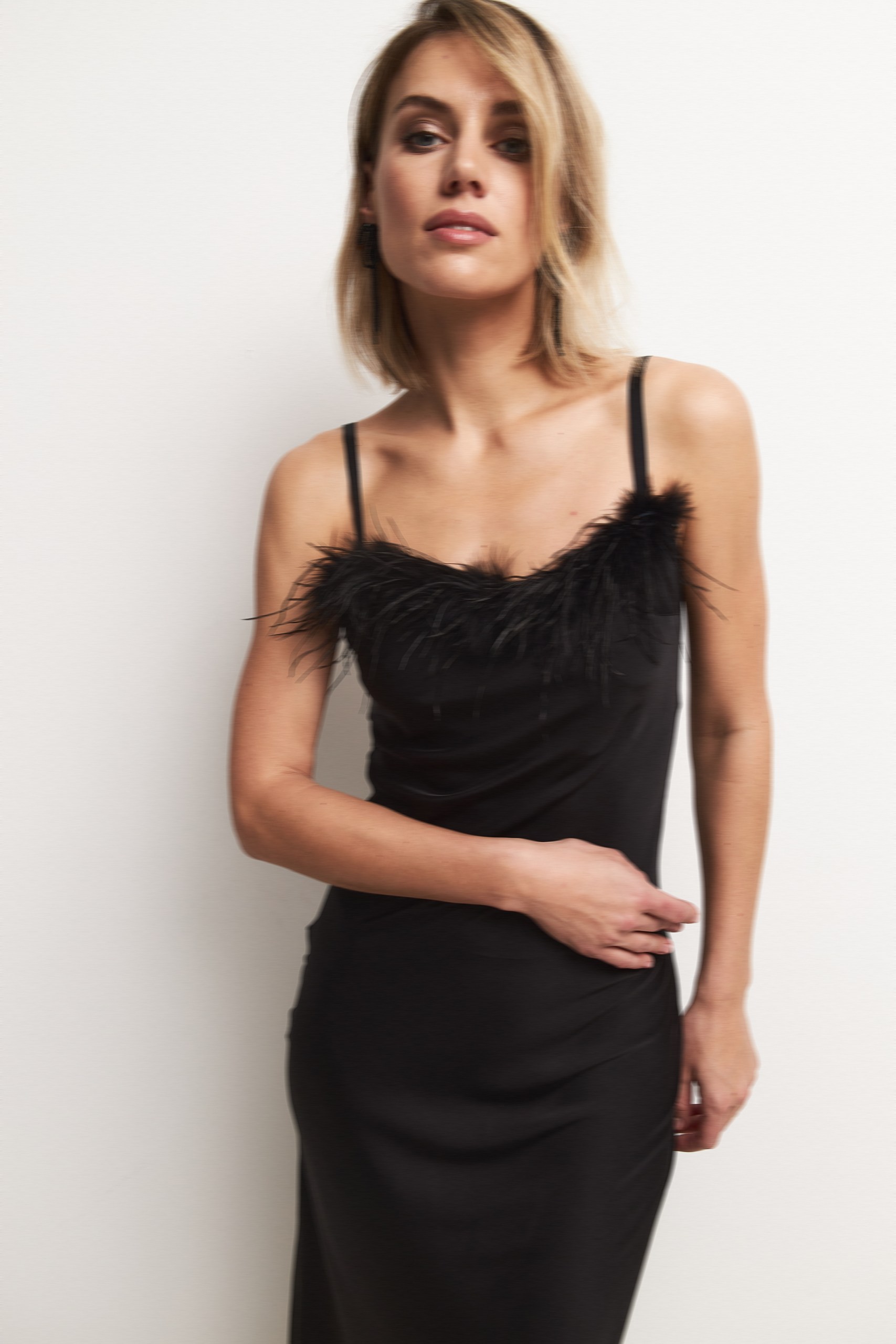 Платье-комбинация макси с перьями 