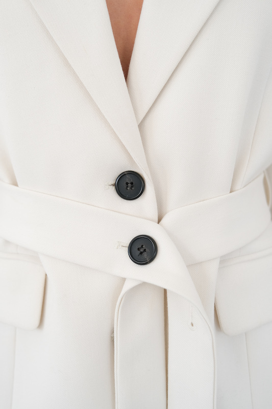  Жакет молочный с поясом