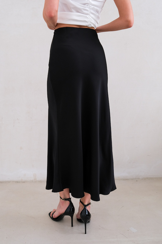 Юбка черная атласная 