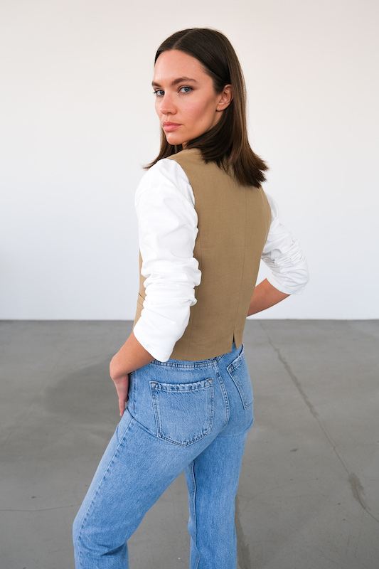  Жилет бежевый