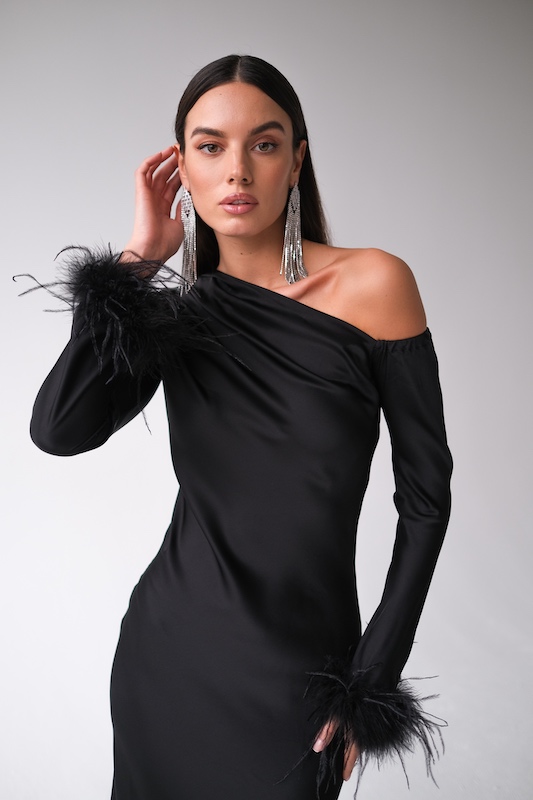  Платье с открытым плечом