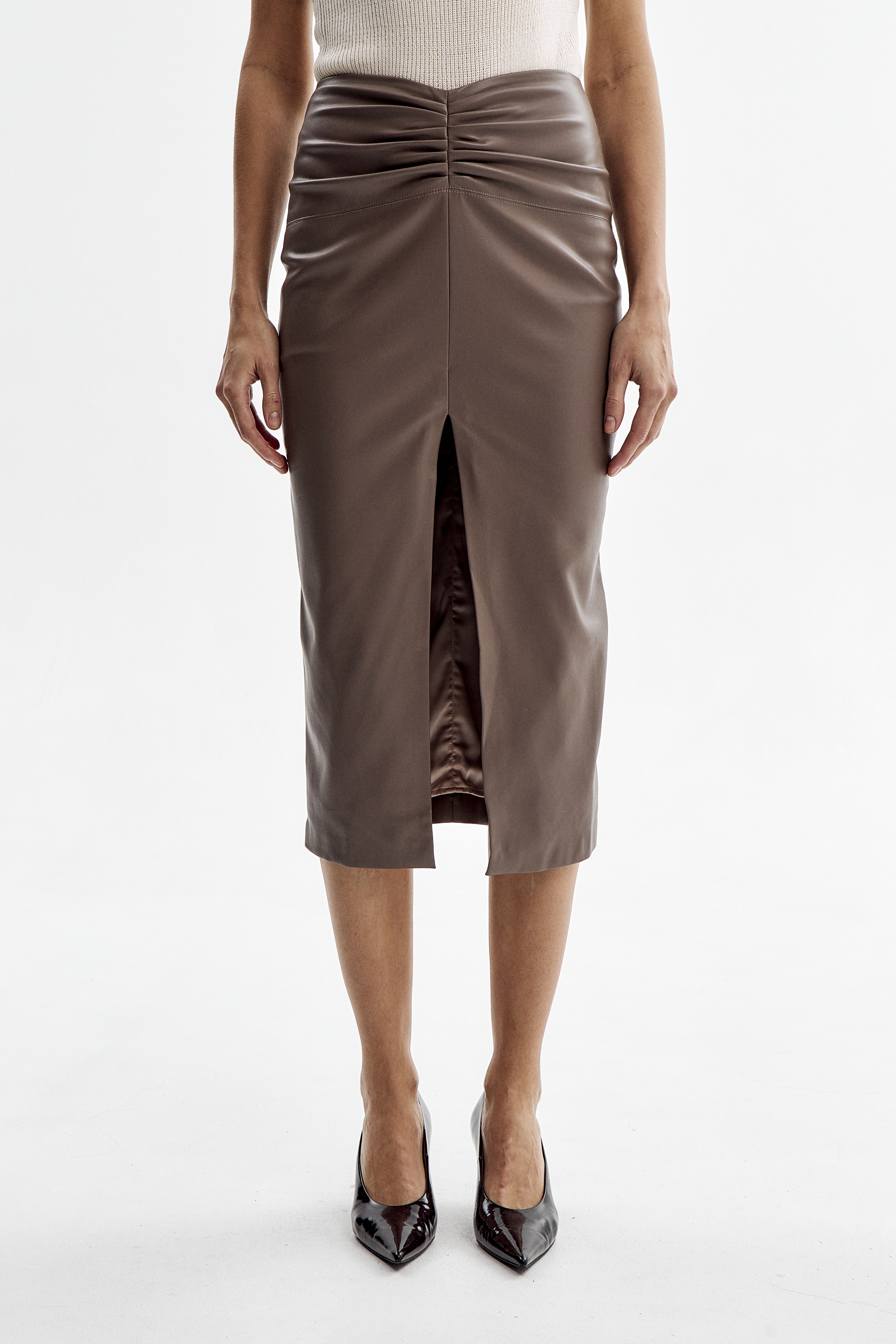 Юбка из эко кожи с разрезом