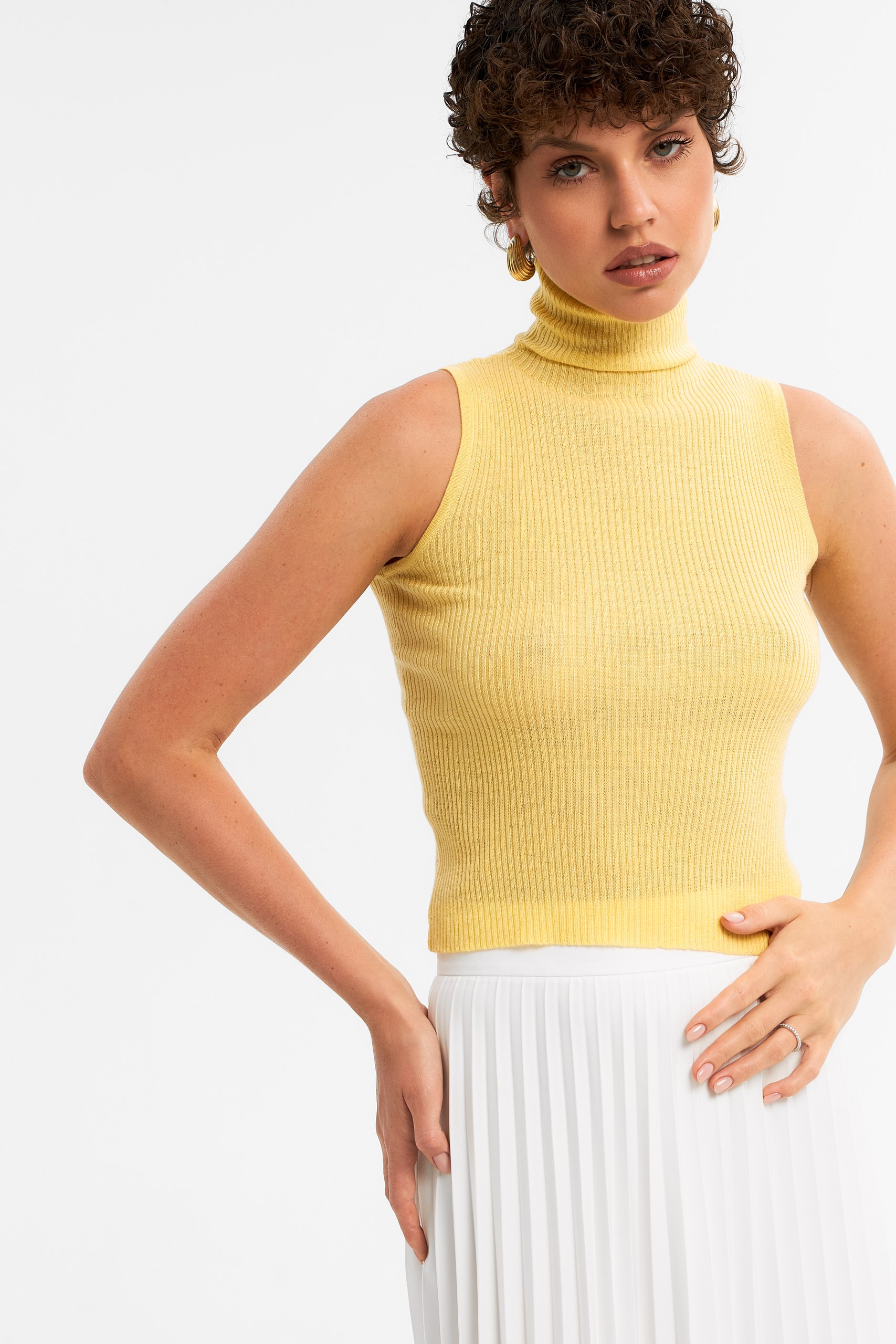 Топ с высоким воротом