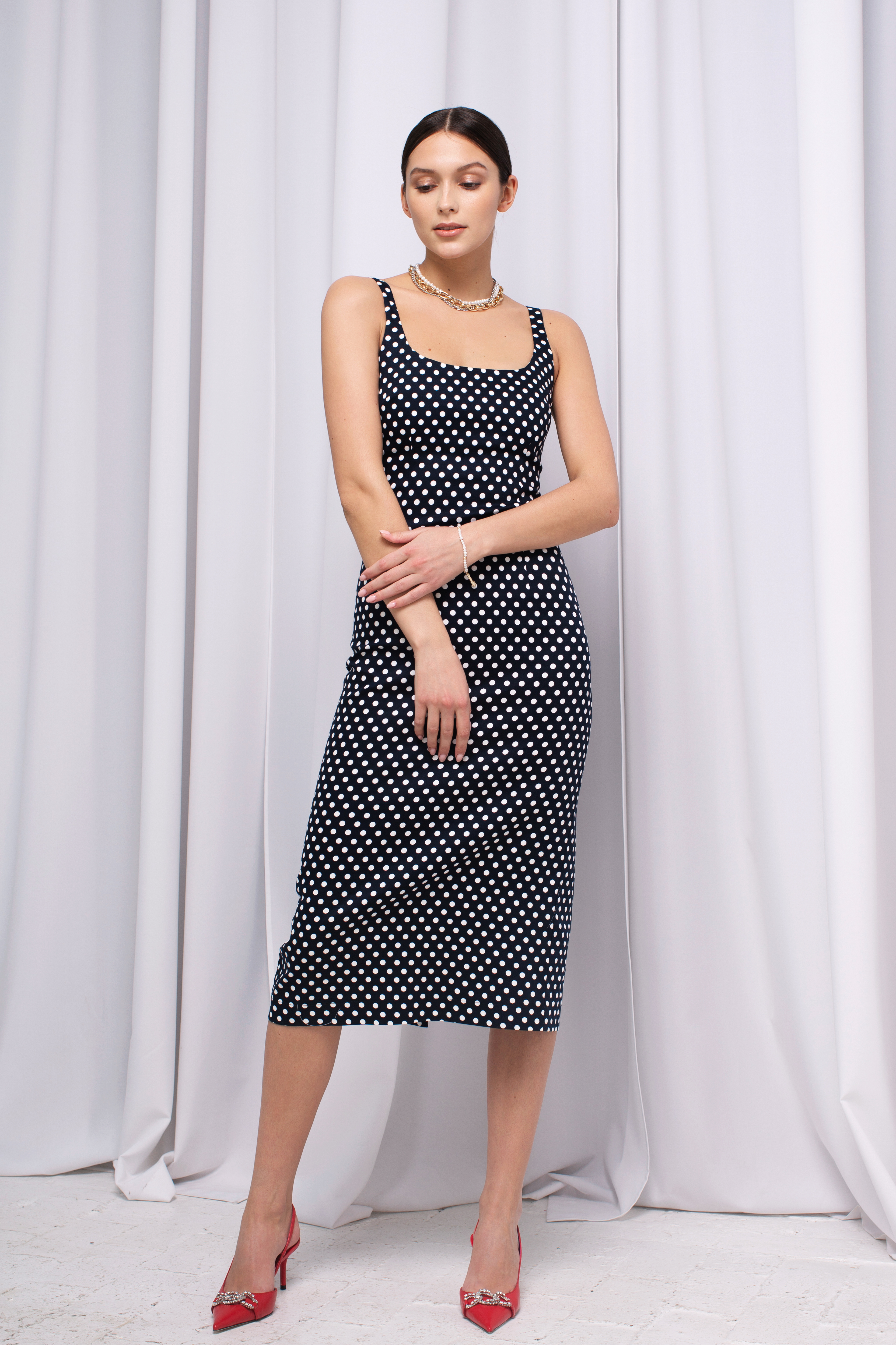Платье миди на бретелях в горох