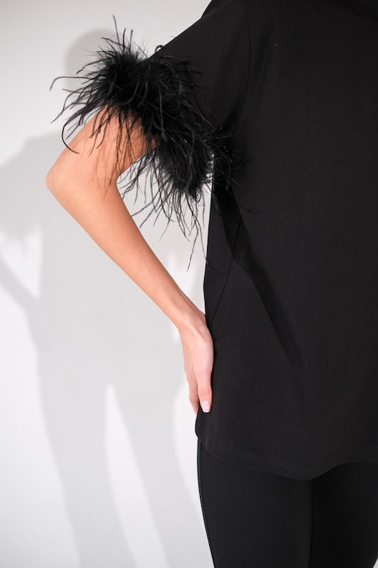 Футболка с боа