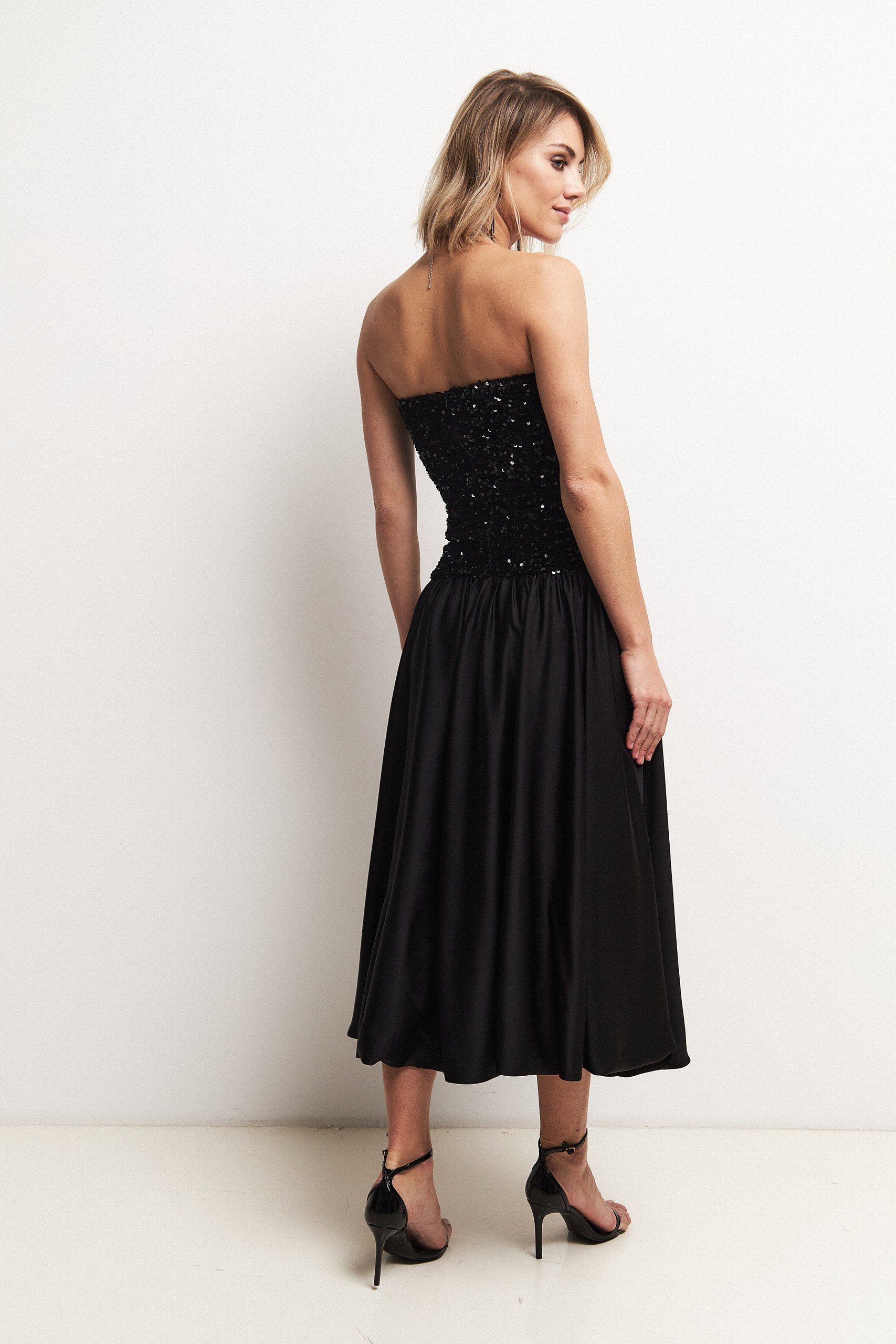 Платье-бандо с пайетками миди 