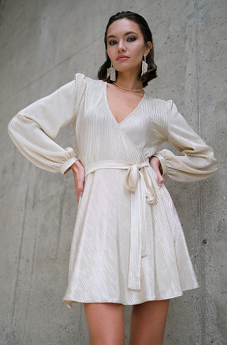 Платье на запах мини золотое